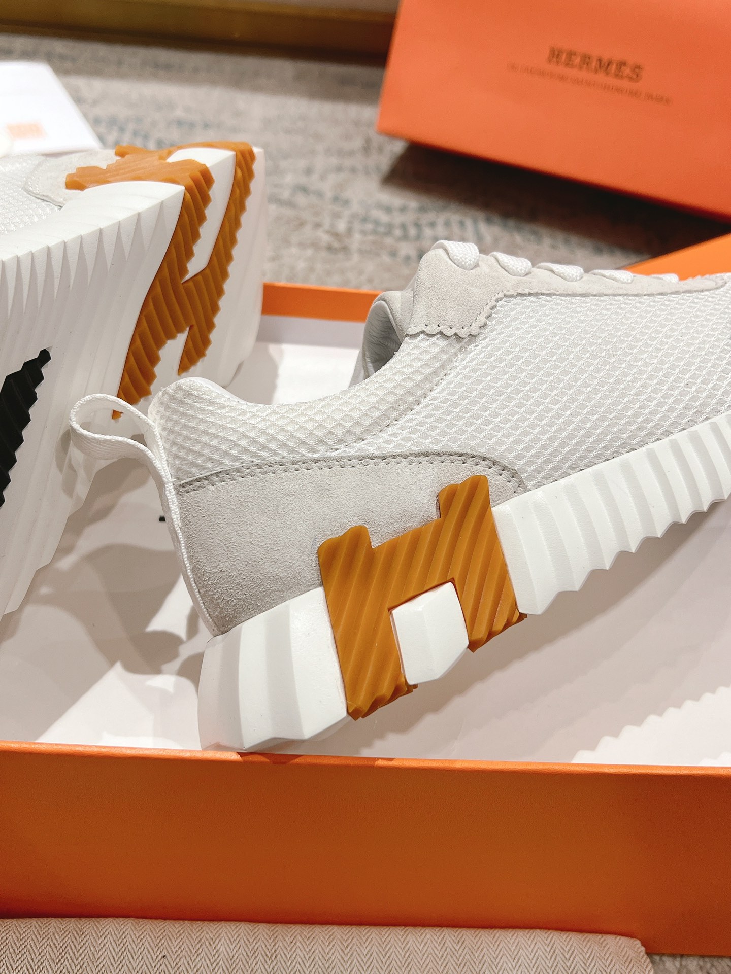 P300男+20顶级版本
2024ss Hermès/爱马仕 初秋新品
情侣款  休闲鞋👟

拼色设计MM风  超前时尚  简约高级 随意搭配  上脚非常轻便舒适

🔘鞋面：麂皮/牛皮
🔘内里：羊皮
🔘大底：原版PU发泡成型大底
🔘码数：女码35-42（40.41.42订做不退换）
          男码39-46（45.46订做不退换）
