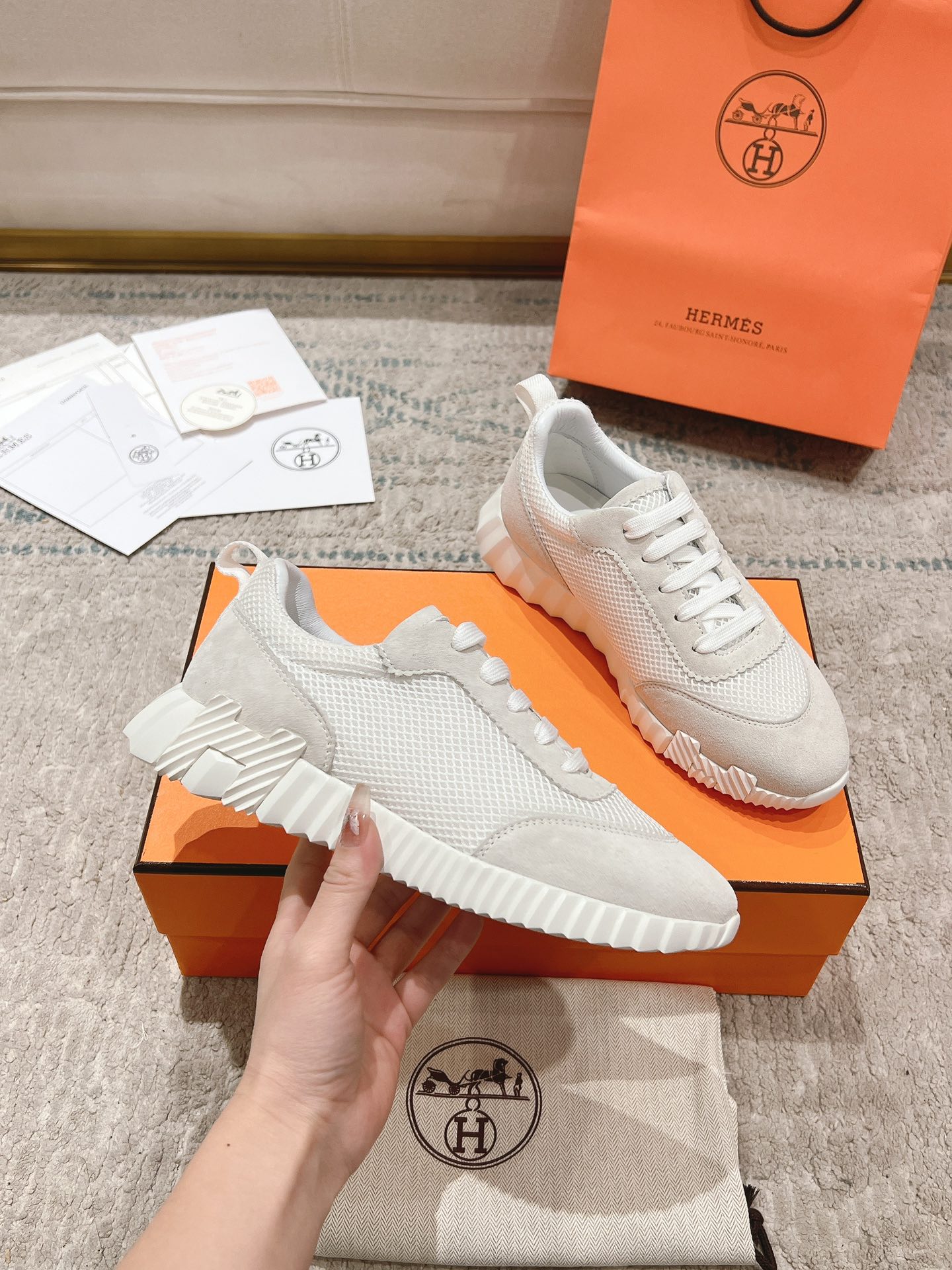 P300男+20顶级版本
2024ss Hermès/爱马仕 初秋新品
情侣款  休闲鞋👟

拼色设计MM风  超前时尚  简约高级 随意搭配  上脚非常轻便舒适

🔘鞋面：麂皮/牛皮
🔘内里：羊皮
🔘大底：原版PU发泡成型大底
🔘码数：女码35-42（40.41.42订做不退换）
          男码39-46（45.46订做不退换）
