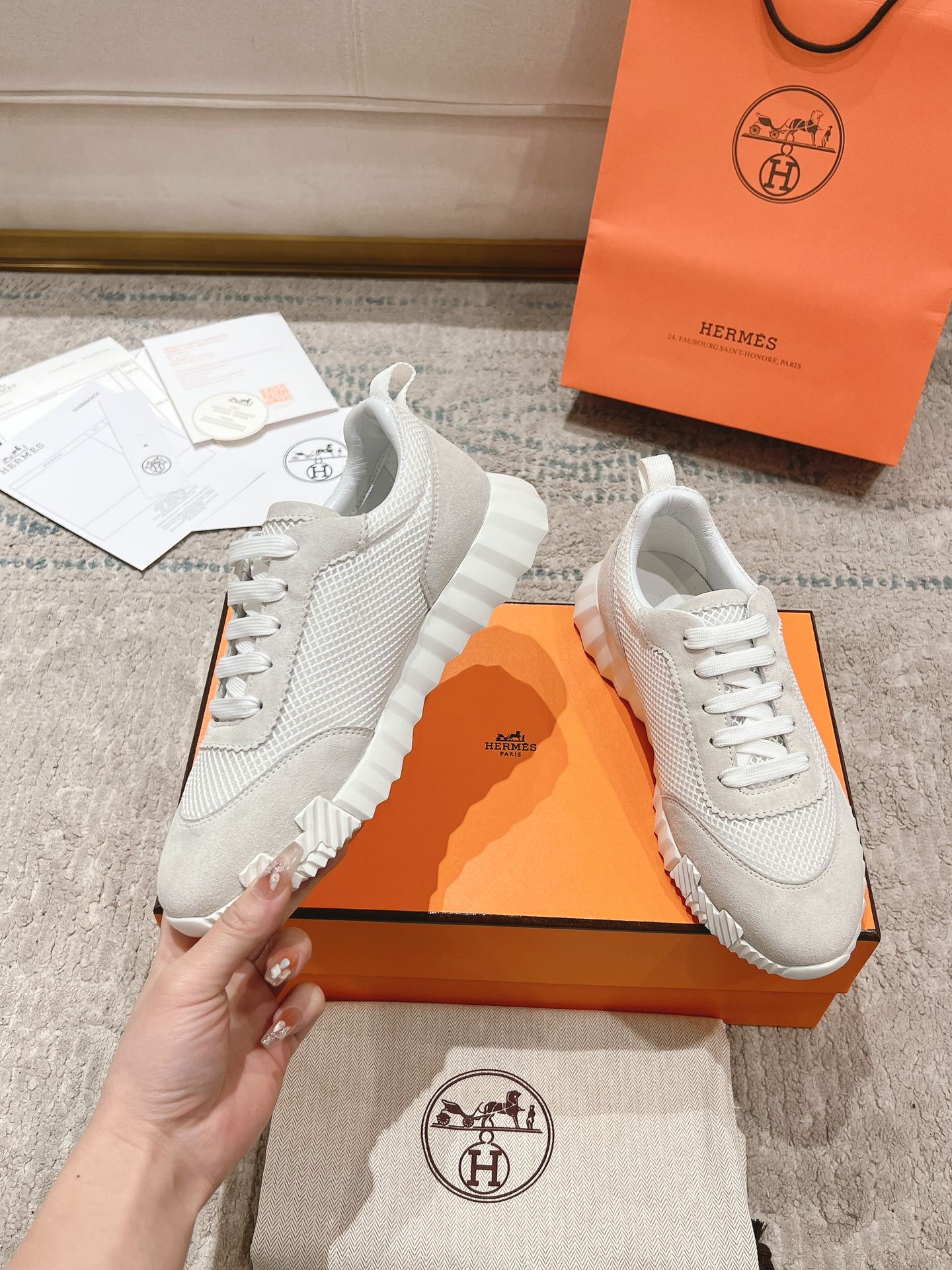 P300男+20顶级版本
2024ss Hermès/爱马仕 初秋新品
情侣款  休闲鞋👟

拼色设计MM风  超前时尚  简约高级 随意搭配  上脚非常轻便舒适

🔘鞋面：麂皮/牛皮
🔘内里：羊皮
🔘大底：原版PU发泡成型大底
🔘码数：女码35-42（40.41.42订做不退换）
          男码39-46（45.46订做不退换）
