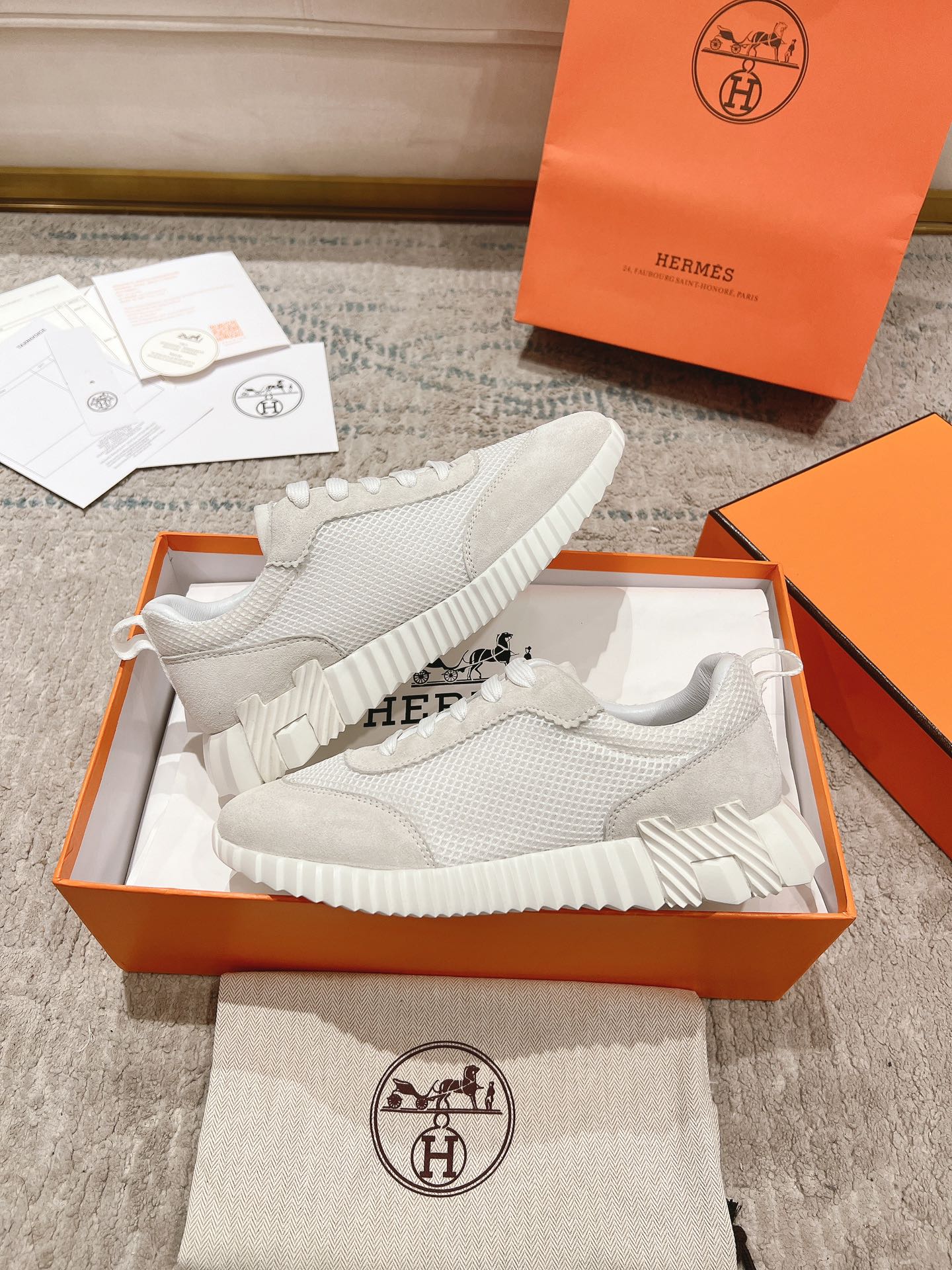 P300男+20顶级版本
2024ss Hermès/爱马仕 初秋新品
情侣款  休闲鞋👟

拼色设计MM风  超前时尚  简约高级 随意搭配  上脚非常轻便舒适

🔘鞋面：麂皮/牛皮
🔘内里：羊皮
🔘大底：原版PU发泡成型大底
🔘码数：女码35-42（40.41.42订做不退换）
          男码39-46（45.46订做不退换）
