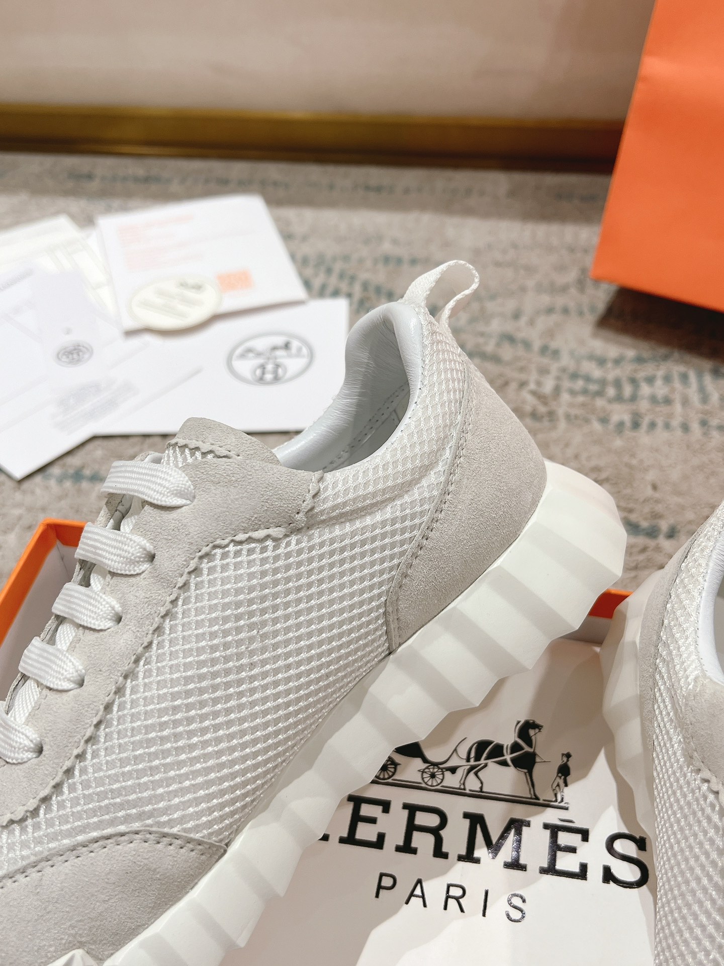 P300男+20顶级版本
2024ss Hermès/爱马仕 初秋新品
情侣款  休闲鞋👟

拼色设计MM风  超前时尚  简约高级 随意搭配  上脚非常轻便舒适

🔘鞋面：麂皮/牛皮
🔘内里：羊皮
🔘大底：原版PU发泡成型大底
🔘码数：女码35-42（40.41.42订做不退换）
          男码39-46（45.46订做不退换）
