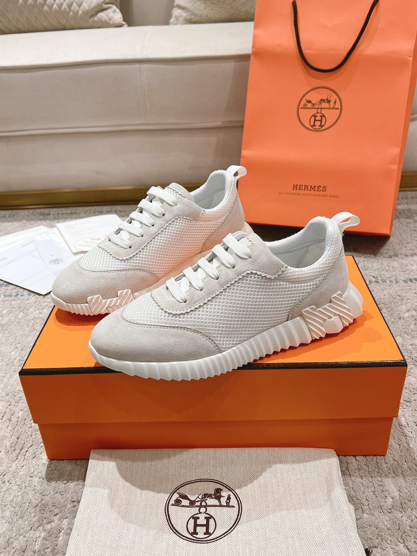 P300男+20顶级版本
2024ss Hermès/爱马仕 初秋新品
情侣款  休闲鞋👟

拼色设计MM风  超前时尚  简约高级 随意搭配  上脚非常轻便舒适

🔘鞋面：麂皮/牛皮
🔘内里：羊皮
🔘大底：原版PU发泡成型大底
🔘码数：女码35-42（40.41.42订做不退换）
          男码39-46（45.46订做不退换）
