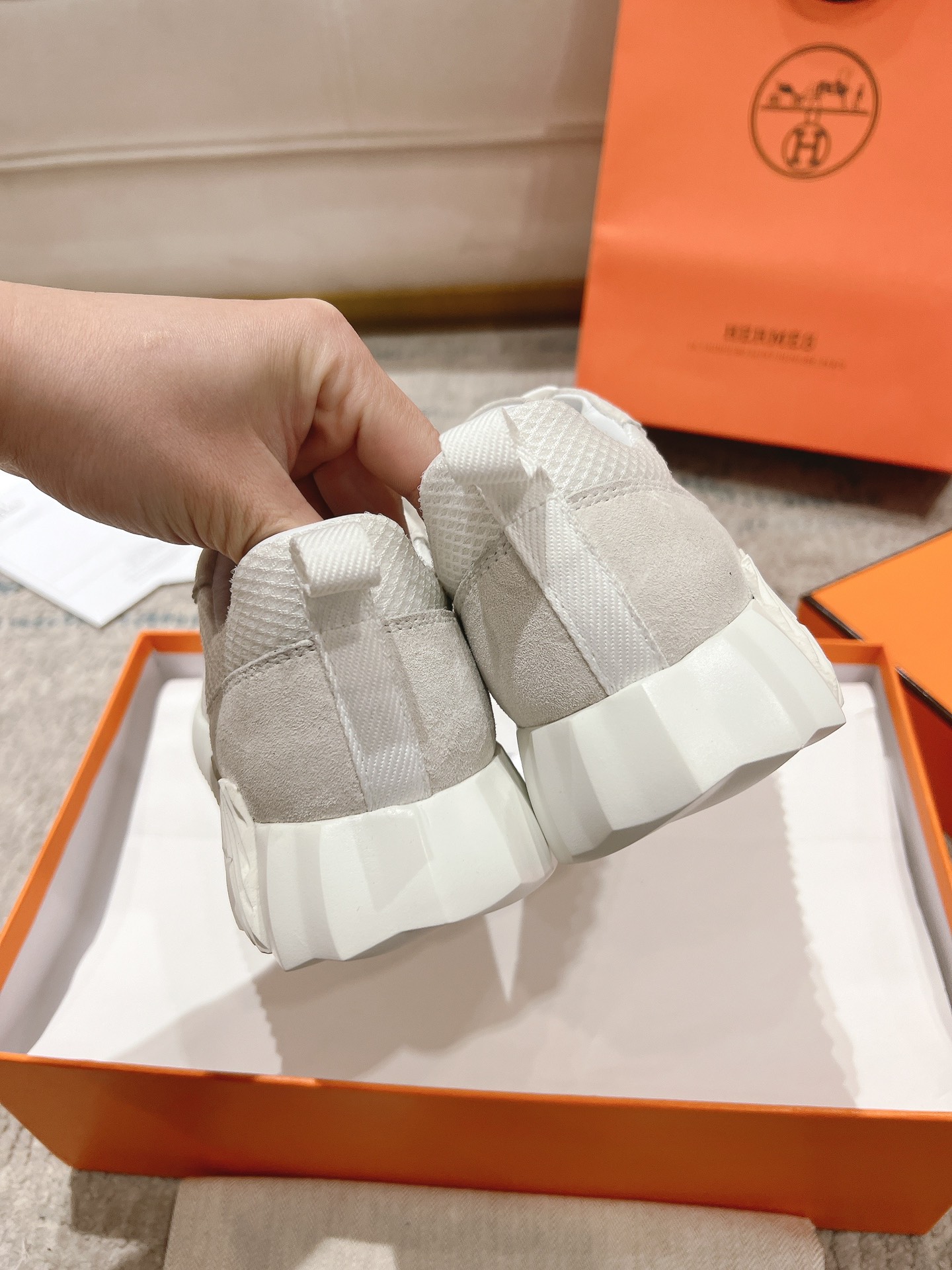 P300男+20顶级版本
2024ss Hermès/爱马仕 初秋新品
情侣款  休闲鞋👟

拼色设计MM风  超前时尚  简约高级 随意搭配  上脚非常轻便舒适

🔘鞋面：麂皮/牛皮
🔘内里：羊皮
🔘大底：原版PU发泡成型大底
🔘码数：女码35-42（40.41.42订做不退换）
          男码39-46（45.46订做不退换）
