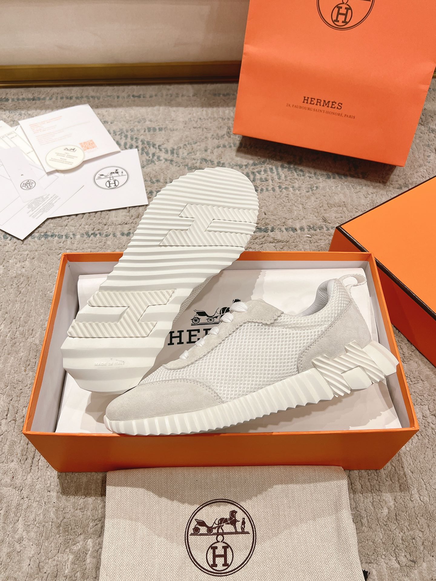 P300男+20顶级版本
2024ss Hermès/爱马仕 初秋新品
情侣款  休闲鞋👟

拼色设计MM风  超前时尚  简约高级 随意搭配  上脚非常轻便舒适

🔘鞋面：麂皮/牛皮
🔘内里：羊皮
🔘大底：原版PU发泡成型大底
🔘码数：女码35-42（40.41.42订做不退换）
          男码39-46（45.46订做不退换）
