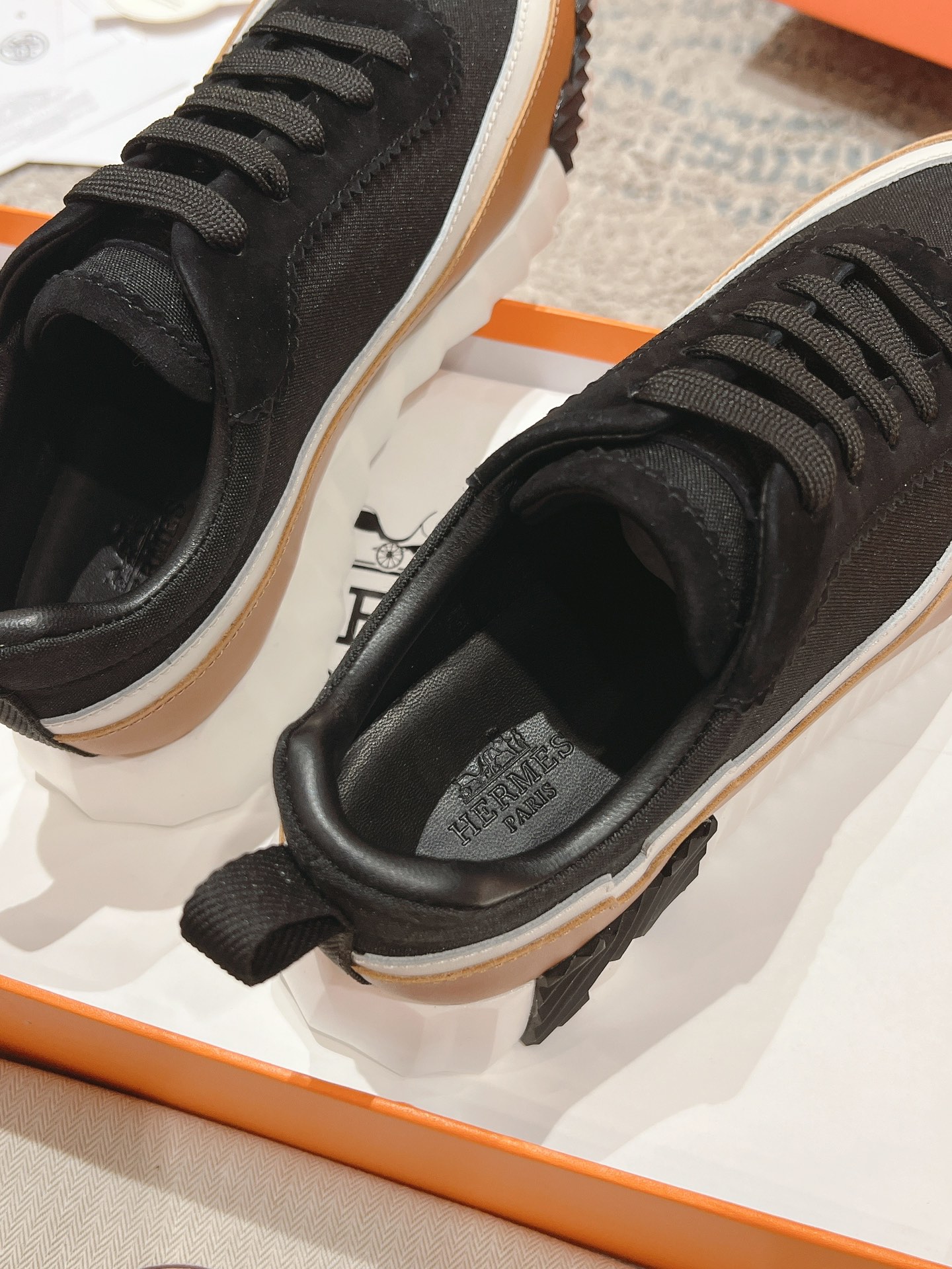 P300男+20顶级版本
2024ss Hermès/爱马仕 初秋新品
情侣款  休闲鞋👟

拼色设计MM风  超前时尚  简约高级 随意搭配  上脚非常轻便舒适

🔘鞋面：麂皮/牛皮
🔘内里：羊皮
🔘大底：原版PU发泡成型大底
🔘码数：女码35-42（40.41.42订做不退换）
          男码39-46（45.46订做不退换）

