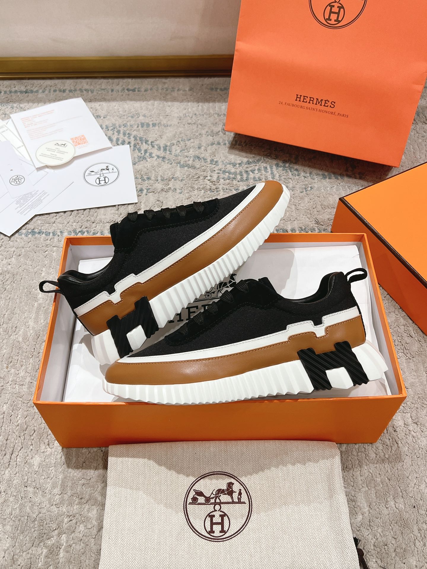 P300男+20顶级版本
2024ss Hermès/爱马仕 初秋新品
情侣款  休闲鞋👟

拼色设计MM风  超前时尚  简约高级 随意搭配  上脚非常轻便舒适

🔘鞋面：麂皮/牛皮
🔘内里：羊皮
🔘大底：原版PU发泡成型大底
🔘码数：女码35-42（40.41.42订做不退换）
          男码39-46（45.46订做不退换）
