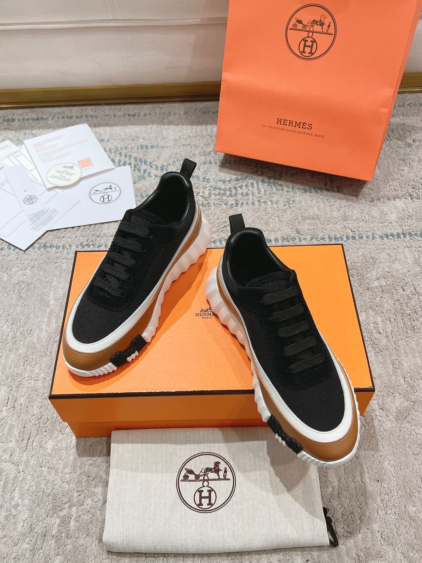 P300男+20顶级版本
2024ss Hermès/爱马仕 初秋新品
情侣款  休闲鞋👟

拼色设计MM风  超前时尚  简约高级 随意搭配  上脚非常轻便舒适

🔘鞋面：麂皮/牛皮
🔘内里：羊皮
🔘大底：原版PU发泡成型大底
🔘码数：女码35-42（40.41.42订做不退换）
          男码39-46（45.46订做不退换）
