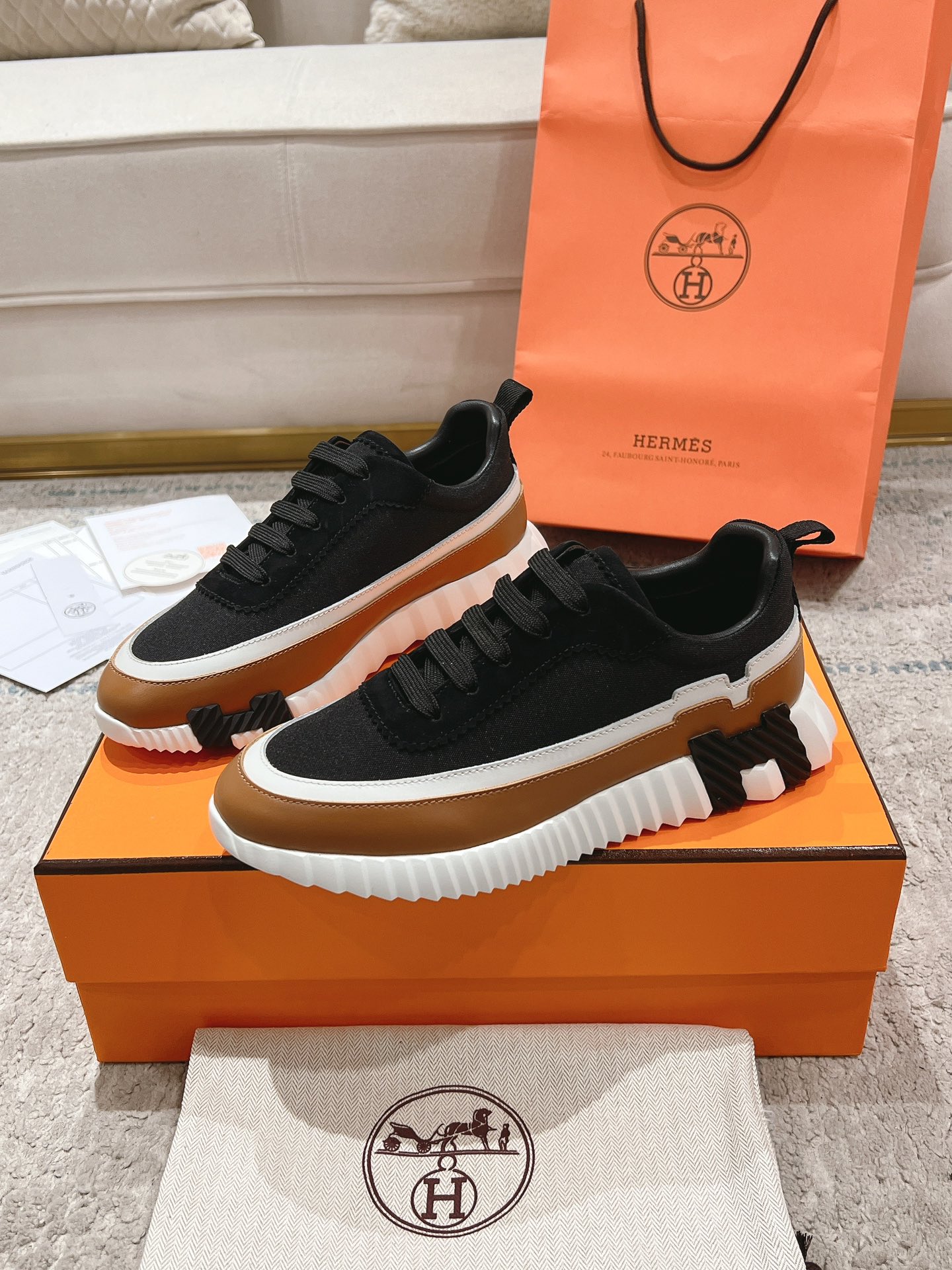 P300男+20顶级版本
2024ss Hermès/爱马仕 初秋新品
情侣款  休闲鞋👟

拼色设计MM风  超前时尚  简约高级 随意搭配  上脚非常轻便舒适

🔘鞋面：麂皮/牛皮
🔘内里：羊皮
🔘大底：原版PU发泡成型大底
🔘码数：女码35-42（40.41.42订做不退换）
          男码39-46（45.46订做不退换）
