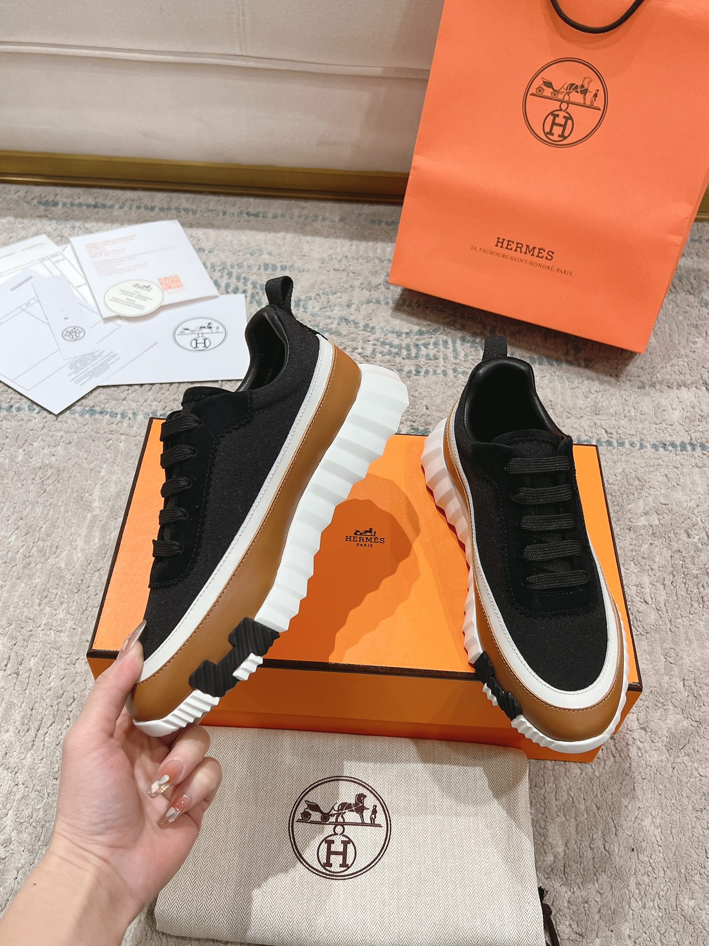 P300男+20顶级版本
2024ss Hermès/爱马仕 初秋新品
情侣款  休闲鞋👟

拼色设计MM风  超前时尚  简约高级 随意搭配  上脚非常轻便舒适

🔘鞋面：麂皮/牛皮
🔘内里：羊皮
🔘大底：原版PU发泡成型大底
🔘码数：女码35-42（40.41.42订做不退换）
          男码39-46（45.46订做不退换）
