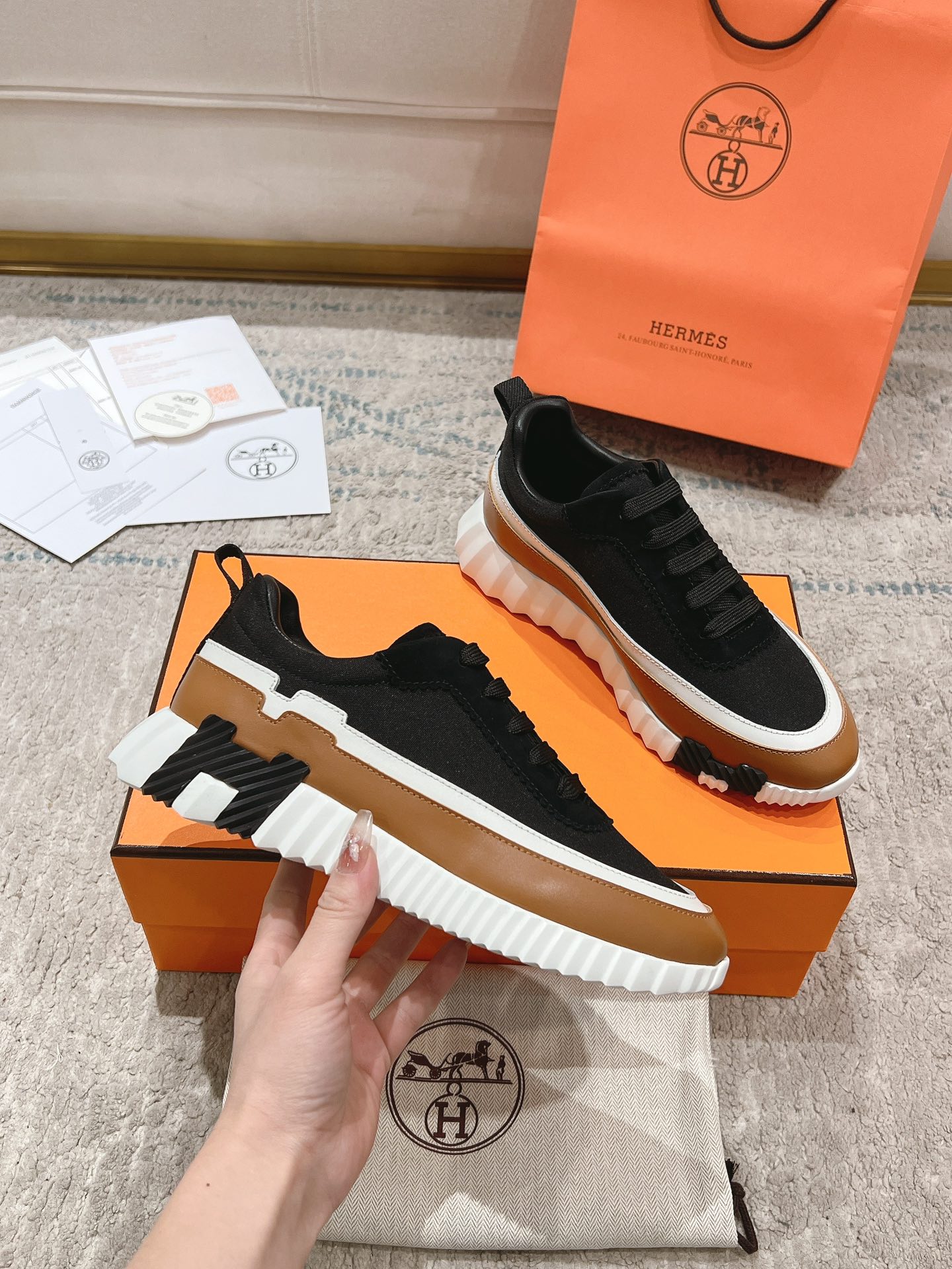 P300男+20顶级版本
2024ss Hermès/爱马仕 初秋新品
情侣款  休闲鞋👟

拼色设计MM风  超前时尚  简约高级 随意搭配  上脚非常轻便舒适

🔘鞋面：麂皮/牛皮
🔘内里：羊皮
🔘大底：原版PU发泡成型大底
🔘码数：女码35-42（40.41.42订做不退换）
          男码39-46（45.46订做不退换）
