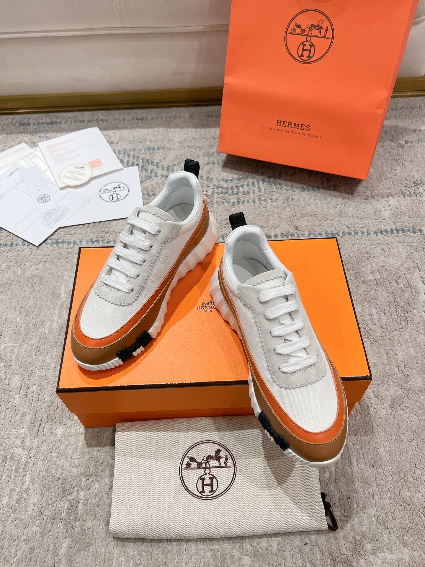 P300男+20顶级版本
2024ss Hermès/爱马仕 初秋新品
情侣款  休闲鞋👟

拼色设计MM风  超前时尚  简约高级 随意搭配  上脚非常轻便舒适

🔘鞋面：麂皮/牛皮
🔘内里：羊皮
🔘大底：原版PU发泡成型大底
🔘码数：女码35-42（40.41.42订做不退换）
          男码39-46（45.46订做不退换）
