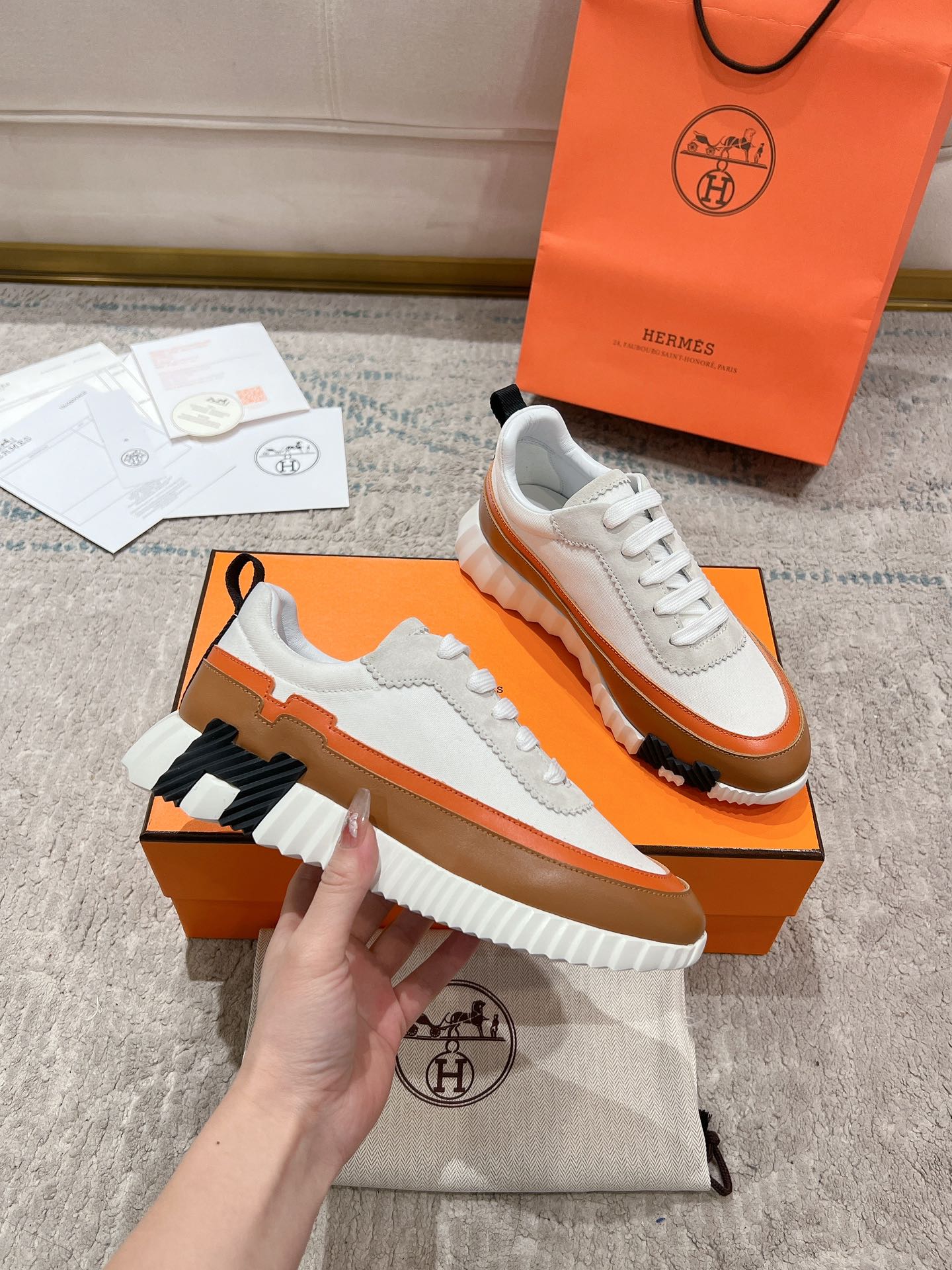 P300男+20顶级版本
2024ss Hermès/爱马仕 初秋新品
情侣款  休闲鞋👟

拼色设计MM风  超前时尚  简约高级 随意搭配  上脚非常轻便舒适

🔘鞋面：麂皮/牛皮
🔘内里：羊皮
🔘大底：原版PU发泡成型大底
🔘码数：女码35-42（40.41.42订做不退换）
          男码39-46（45.46订做不退换）
