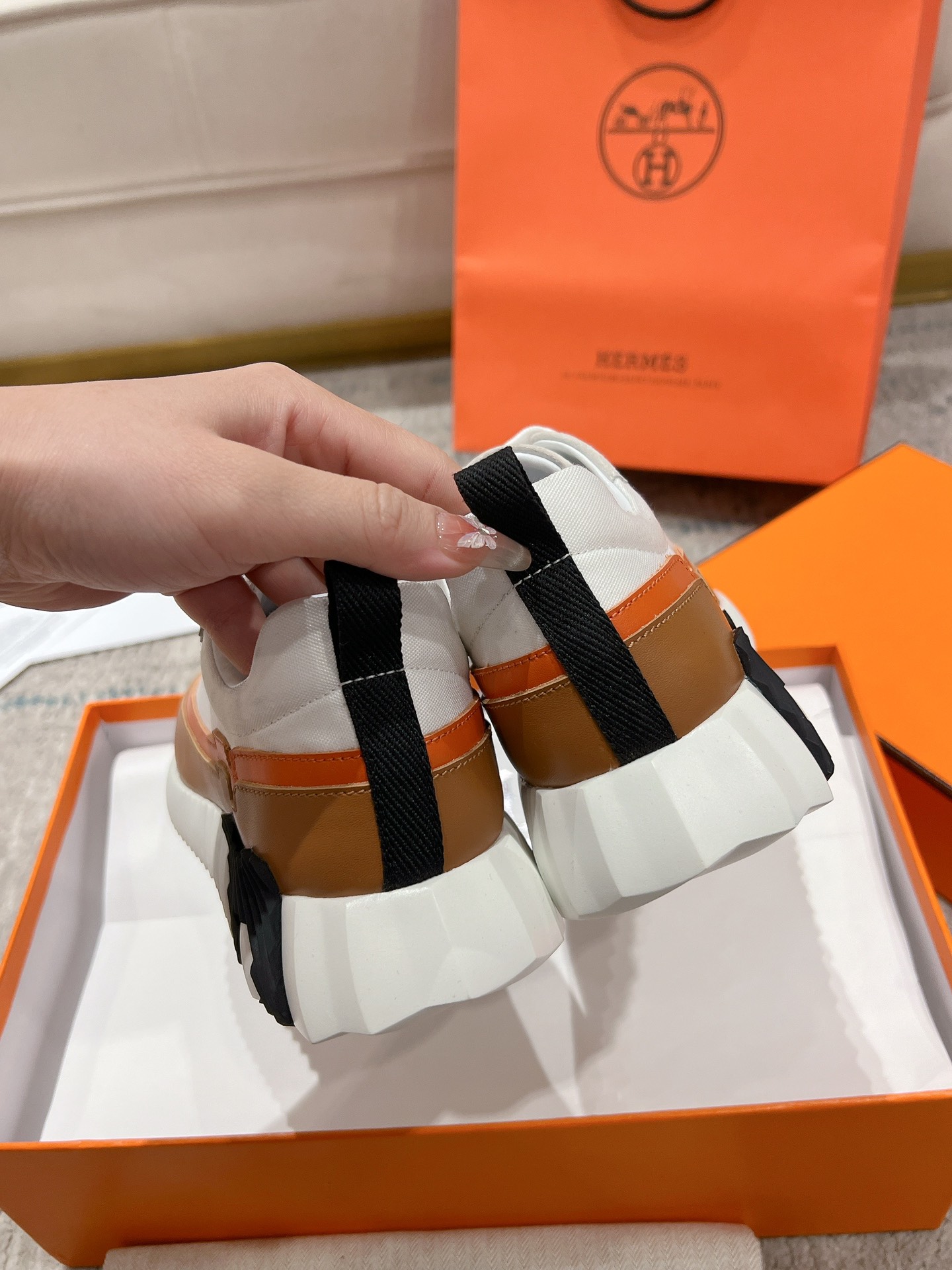 P300男+20顶级版本
2024ss Hermès/爱马仕 初秋新品
情侣款  休闲鞋👟

拼色设计MM风  超前时尚  简约高级 随意搭配  上脚非常轻便舒适

🔘鞋面：麂皮/牛皮
🔘内里：羊皮
🔘大底：原版PU发泡成型大底
🔘码数：女码35-42（40.41.42订做不退换）
          男码39-46（45.46订做不退换）
