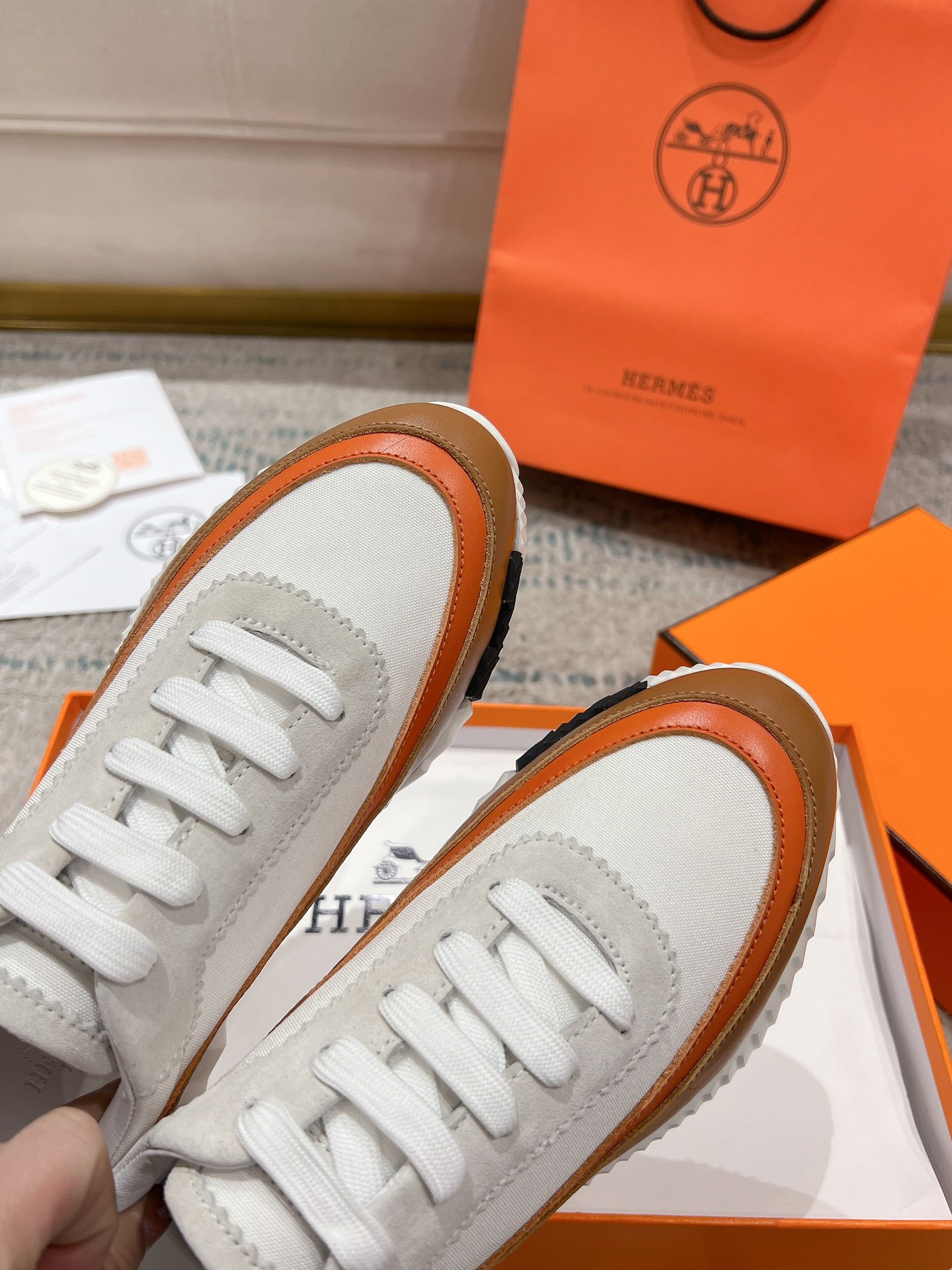 P300男+20顶级版本
2024ss Hermès/爱马仕 初秋新品
情侣款  休闲鞋👟

拼色设计MM风  超前时尚  简约高级 随意搭配  上脚非常轻便舒适

🔘鞋面：麂皮/牛皮
🔘内里：羊皮
🔘大底：原版PU发泡成型大底
🔘码数：女码35-42（40.41.42订做不退换）
          男码39-46（45.46订做不退换）
