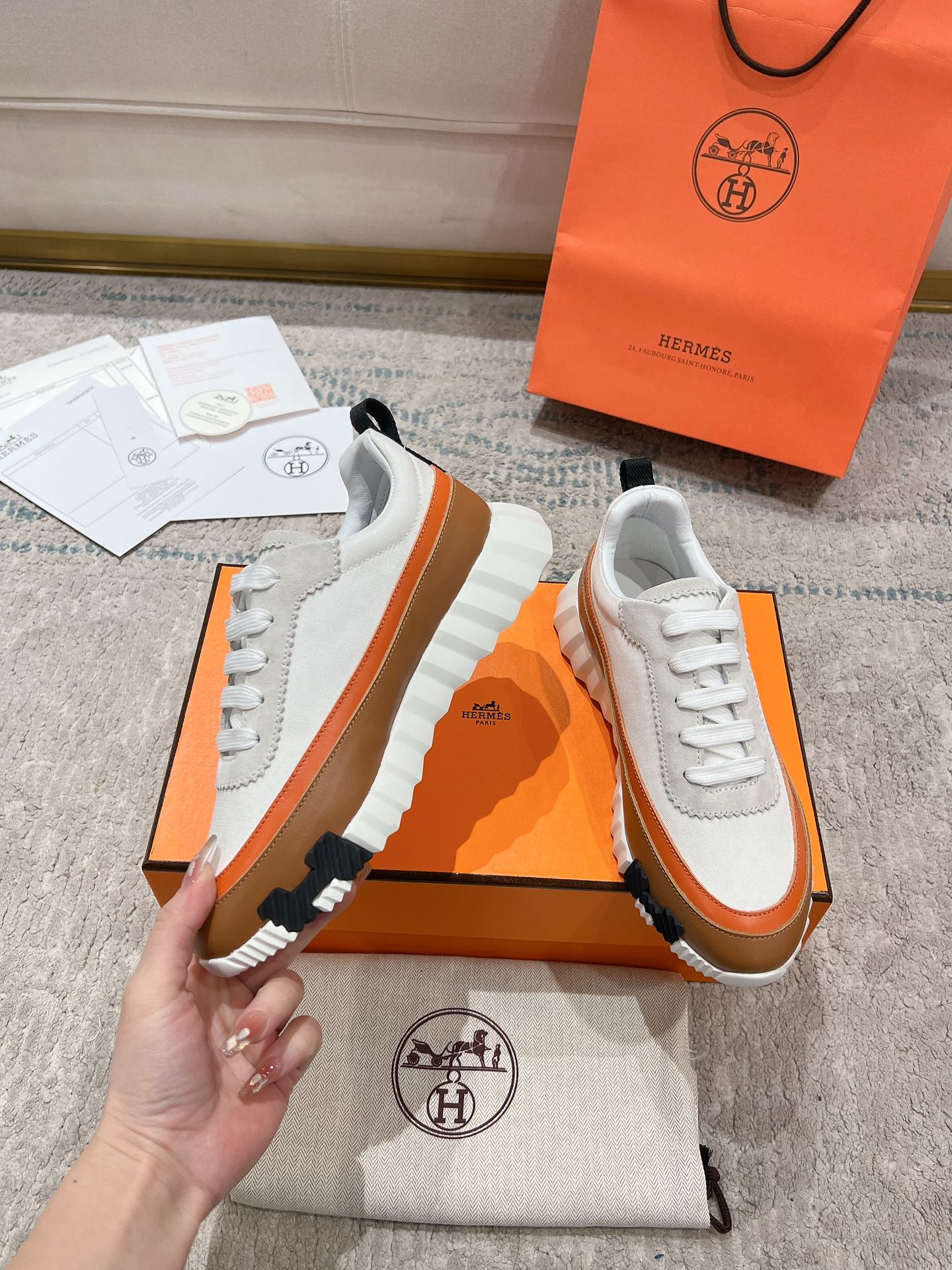 P300男+20顶级版本
2024ss Hermès/爱马仕 初秋新品
情侣款  休闲鞋👟

拼色设计MM风  超前时尚  简约高级 随意搭配  上脚非常轻便舒适

🔘鞋面：麂皮/牛皮
🔘内里：羊皮
🔘大底：原版PU发泡成型大底
🔘码数：女码35-42（40.41.42订做不退换）
          男码39-46（45.46订做不退换）
