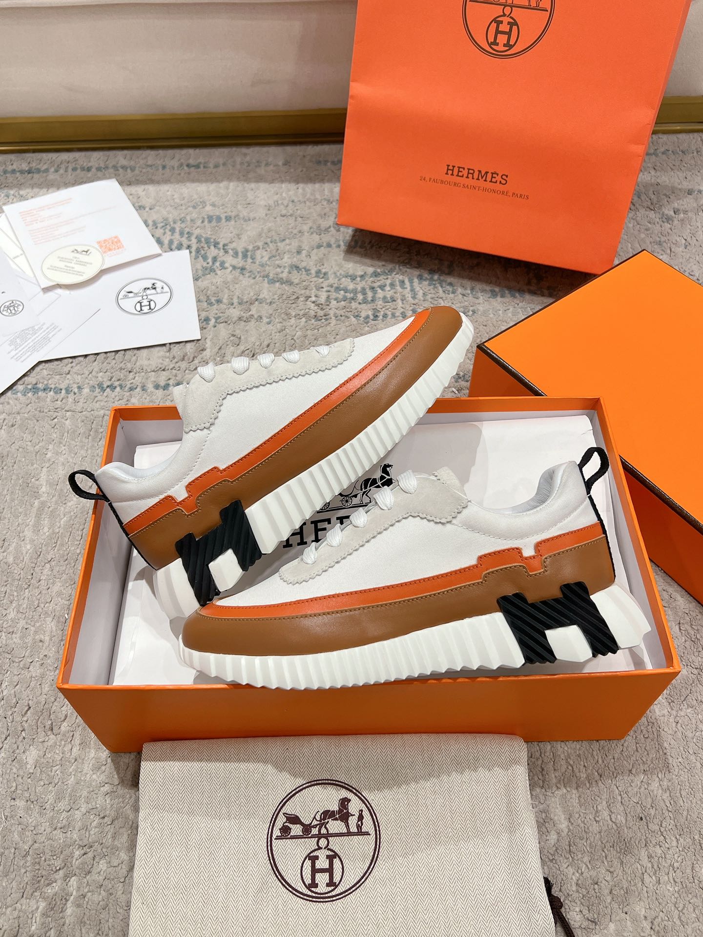 P300男+20顶级版本
2024ss Hermès/爱马仕 初秋新品
情侣款  休闲鞋👟

拼色设计MM风  超前时尚  简约高级 随意搭配  上脚非常轻便舒适

🔘鞋面：麂皮/牛皮
🔘内里：羊皮
🔘大底：原版PU发泡成型大底
🔘码数：女码35-42（40.41.42订做不退换）
          男码39-46（45.46订做不退换）
