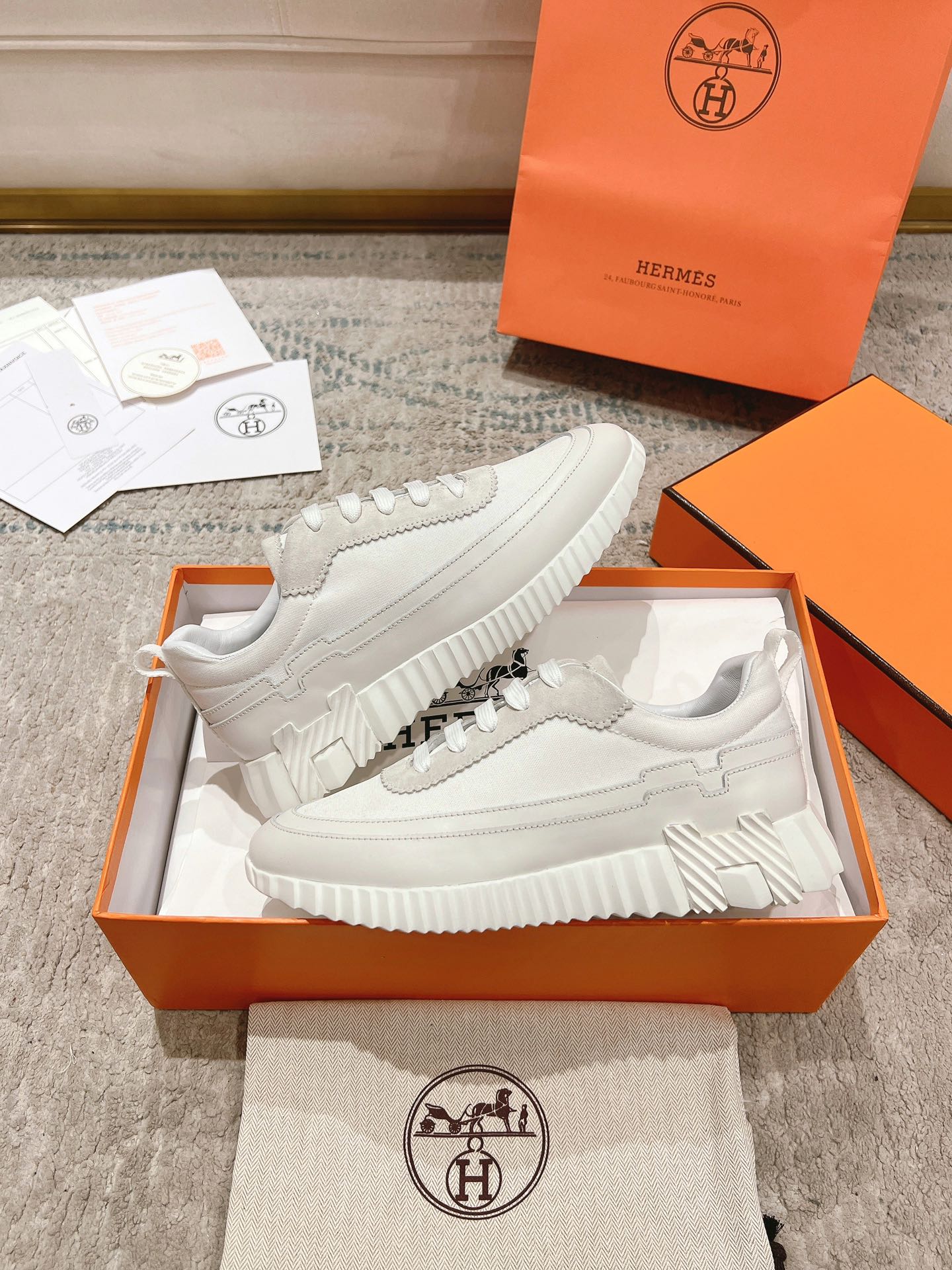 P300男+20顶级版本
2024ss Hermès/爱马仕 初秋新品
情侣款  休闲鞋👟

拼色设计MM风  超前时尚  简约高级 随意搭配  上脚非常轻便舒适

🔘鞋面：麂皮/牛皮
🔘内里：羊皮
🔘大底：原版PU发泡成型大底
🔘码数：女码35-42（40.41.42订做不退换）
          男码39-46（45.46订做不退换）
