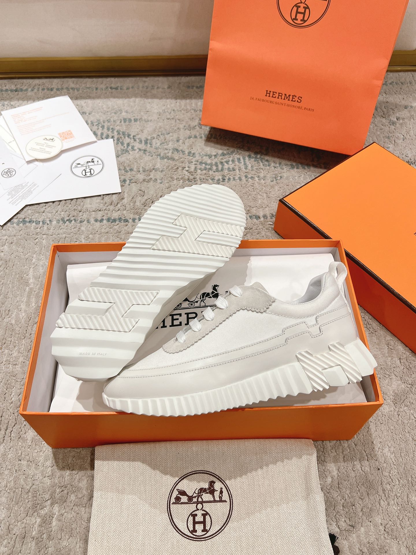 P300男+20顶级版本
2024ss Hermès/爱马仕 初秋新品
情侣款  休闲鞋👟

拼色设计MM风  超前时尚  简约高级 随意搭配  上脚非常轻便舒适

🔘鞋面：麂皮/牛皮
🔘内里：羊皮
🔘大底：原版PU发泡成型大底
🔘码数：女码35-42（40.41.42订做不退换）
          男码39-46（45.46订做不退换）
