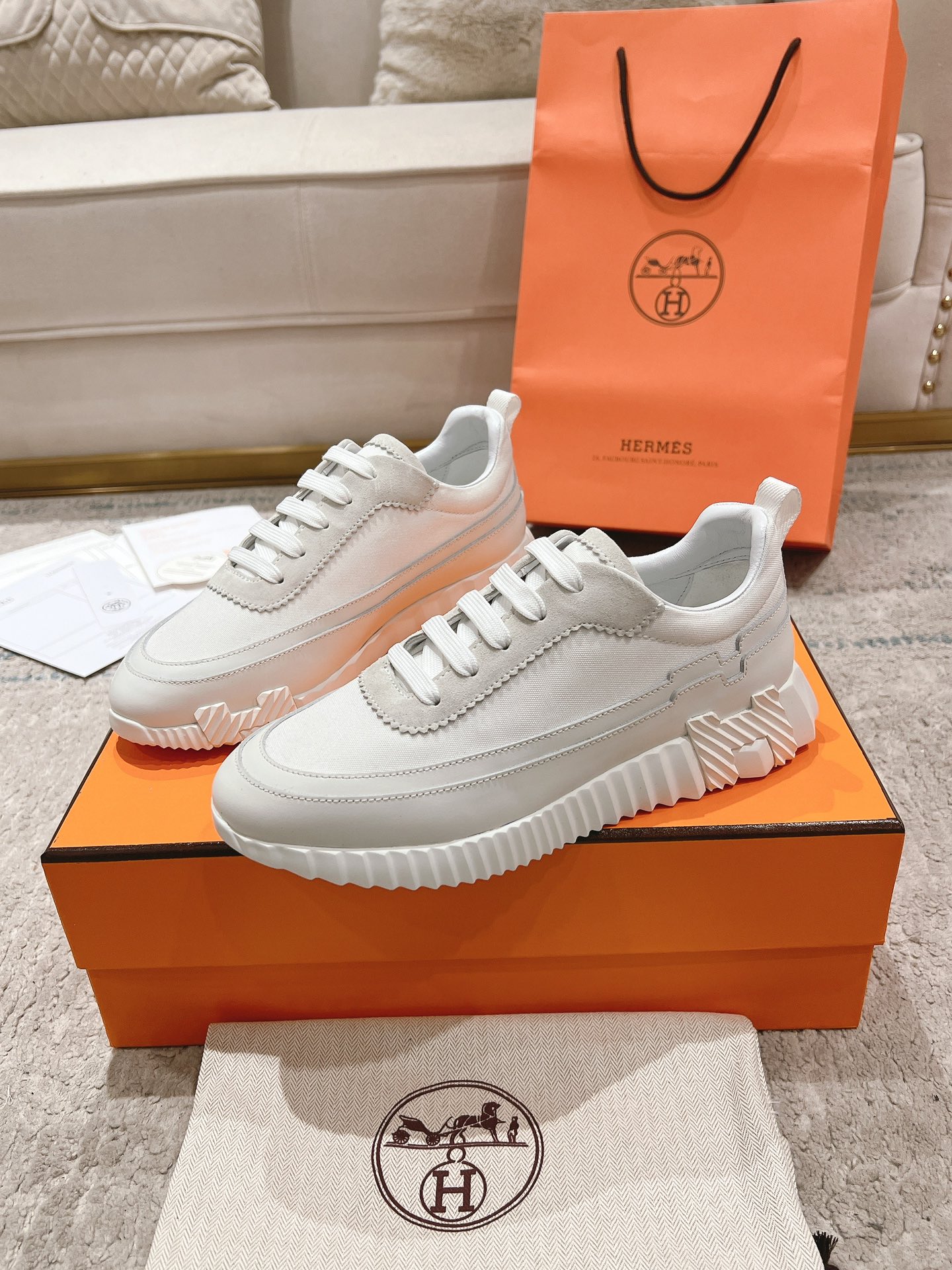 P300男+20顶级版本
2024ss Hermès/爱马仕 初秋新品
情侣款  休闲鞋👟

拼色设计MM风  超前时尚  简约高级 随意搭配  上脚非常轻便舒适

🔘鞋面：麂皮/牛皮
🔘内里：羊皮
🔘大底：原版PU发泡成型大底
🔘码数：女码35-42（40.41.42订做不退换）
          男码39-46（45.46订做不退换）
