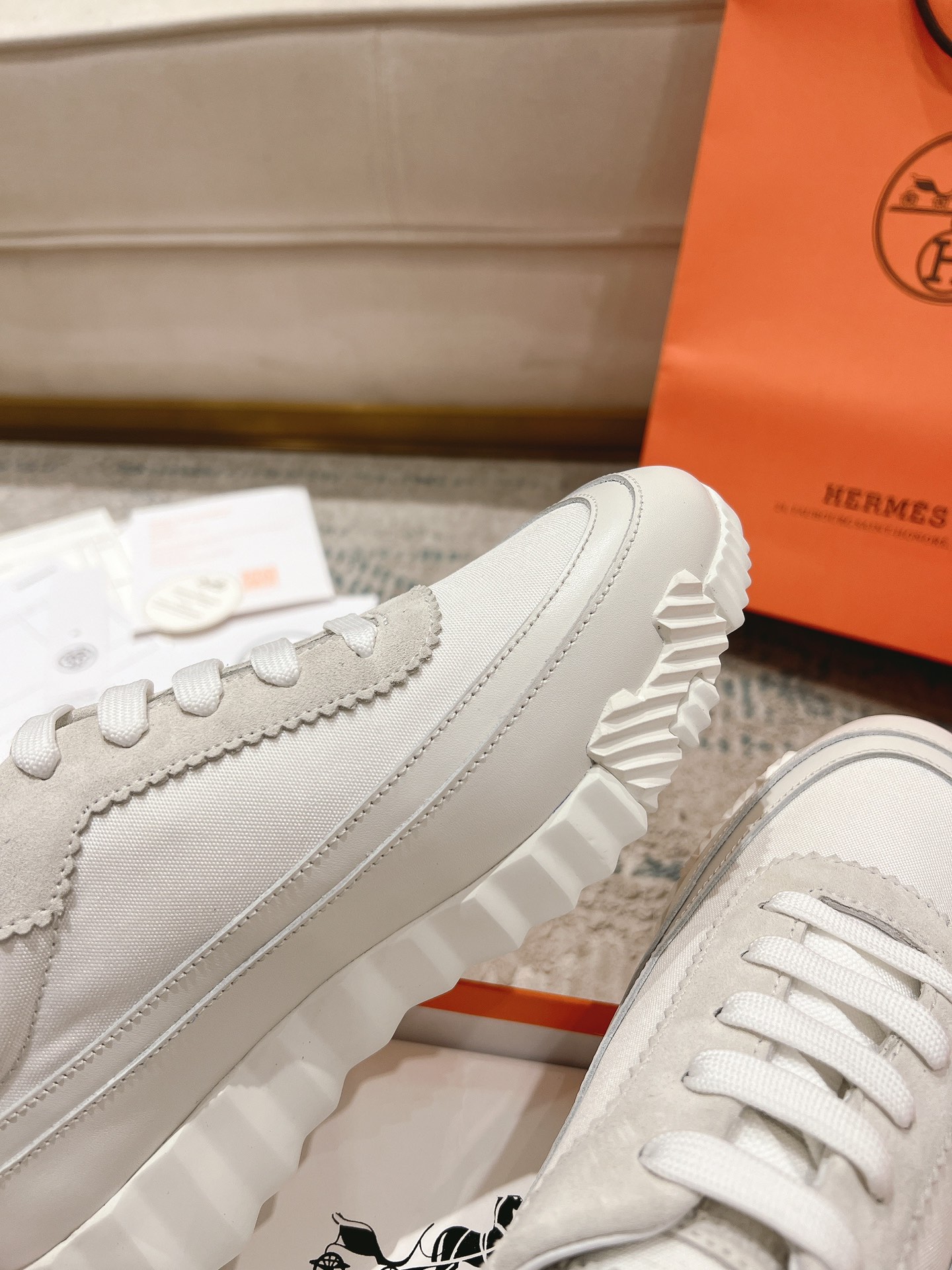 P300男+20顶级版本
2024ss Hermès/爱马仕 初秋新品
情侣款  休闲鞋👟

拼色设计MM风  超前时尚  简约高级 随意搭配  上脚非常轻便舒适

🔘鞋面：麂皮/牛皮
🔘内里：羊皮
🔘大底：原版PU发泡成型大底
🔘码数：女码35-42（40.41.42订做不退换）
          男码39-46（45.46订做不退换）
