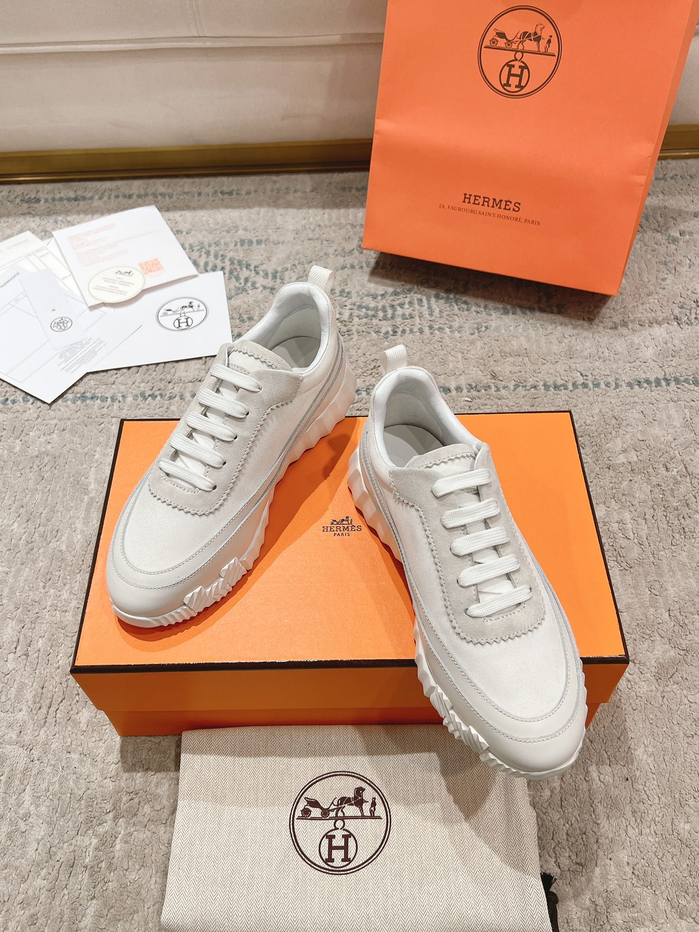 P300男+20顶级版本
2024ss Hermès/爱马仕 初秋新品
情侣款  休闲鞋👟

拼色设计MM风  超前时尚  简约高级 随意搭配  上脚非常轻便舒适

🔘鞋面：麂皮/牛皮
🔘内里：羊皮
🔘大底：原版PU发泡成型大底
🔘码数：女码35-42（40.41.42订做不退换）
          男码39-46（45.46订做不退换）
