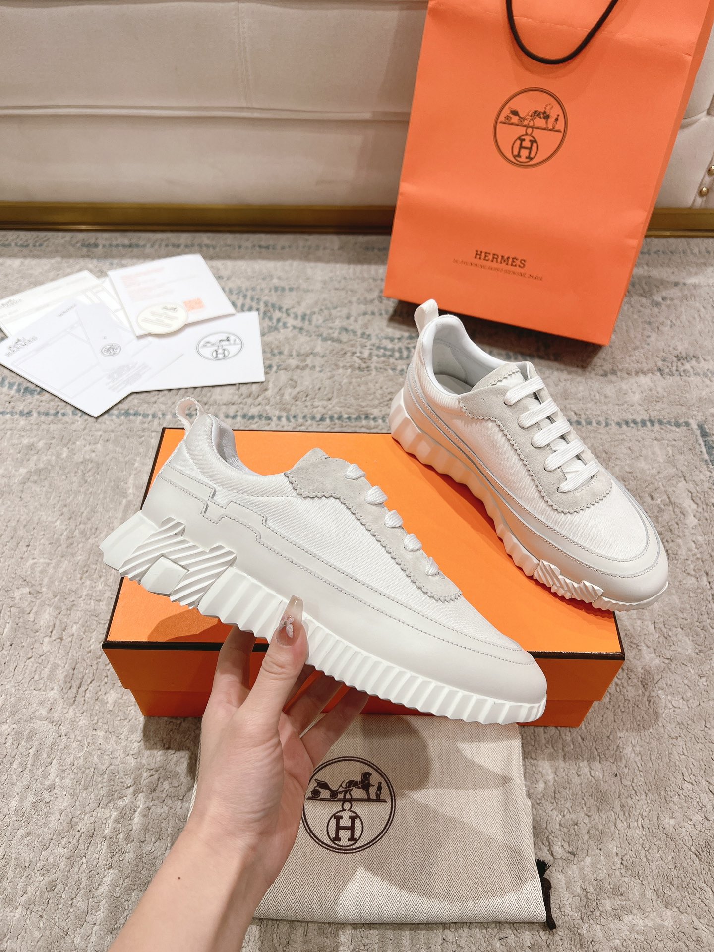 P300男+20顶级版本
2024ss Hermès/爱马仕 初秋新品
情侣款  休闲鞋👟

拼色设计MM风  超前时尚  简约高级 随意搭配  上脚非常轻便舒适

🔘鞋面：麂皮/牛皮
🔘内里：羊皮
🔘大底：原版PU发泡成型大底
🔘码数：女码35-42（40.41.42订做不退换）
          男码39-46（45.46订做不退换）
