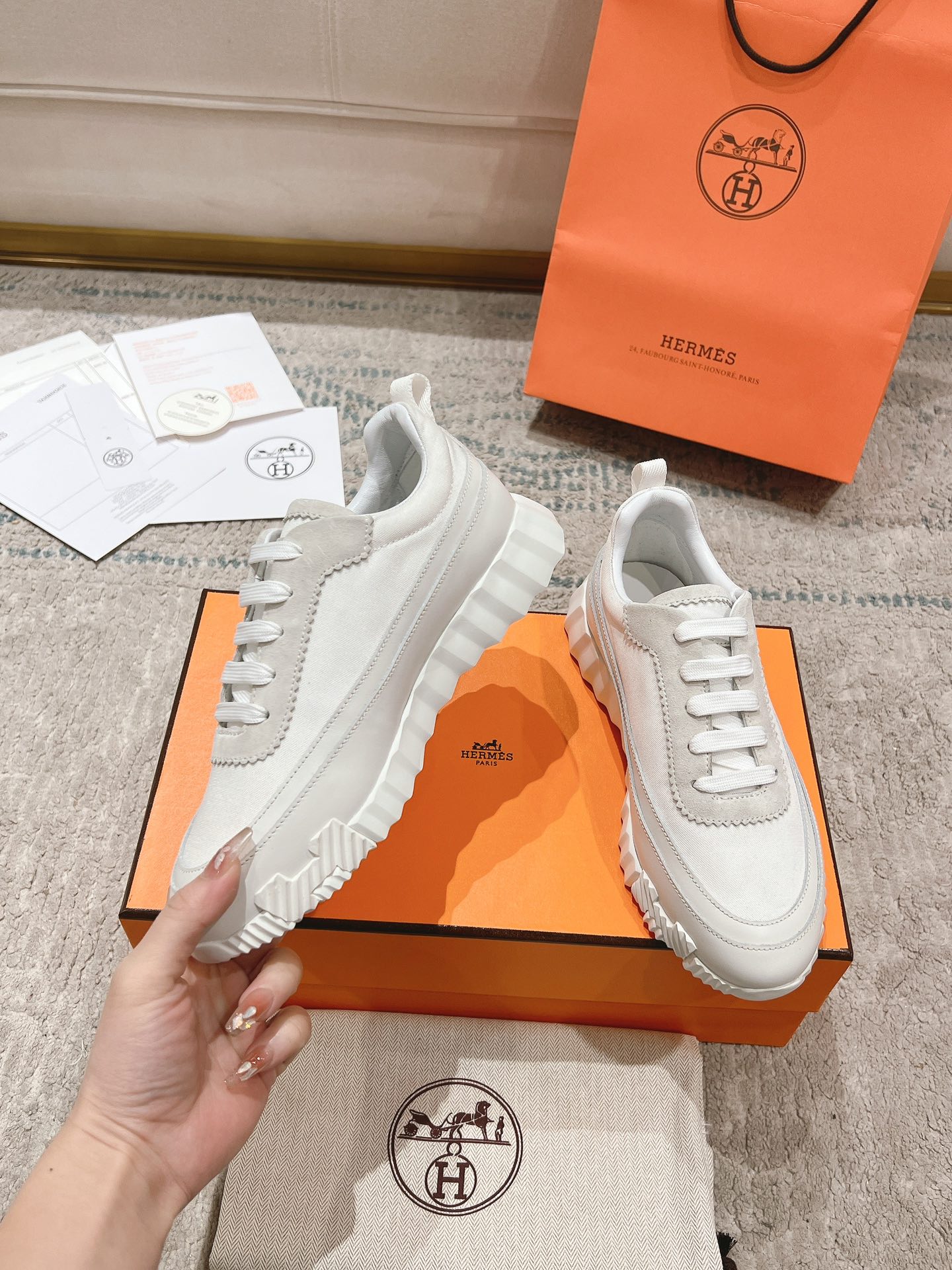 P300男+20顶级版本
2024ss Hermès/爱马仕 初秋新品
情侣款  休闲鞋👟

拼色设计MM风  超前时尚  简约高级 随意搭配  上脚非常轻便舒适

🔘鞋面：麂皮/牛皮
🔘内里：羊皮
🔘大底：原版PU发泡成型大底
🔘码数：女码35-42（40.41.42订做不退换）
          男码39-46（45.46订做不退换）
