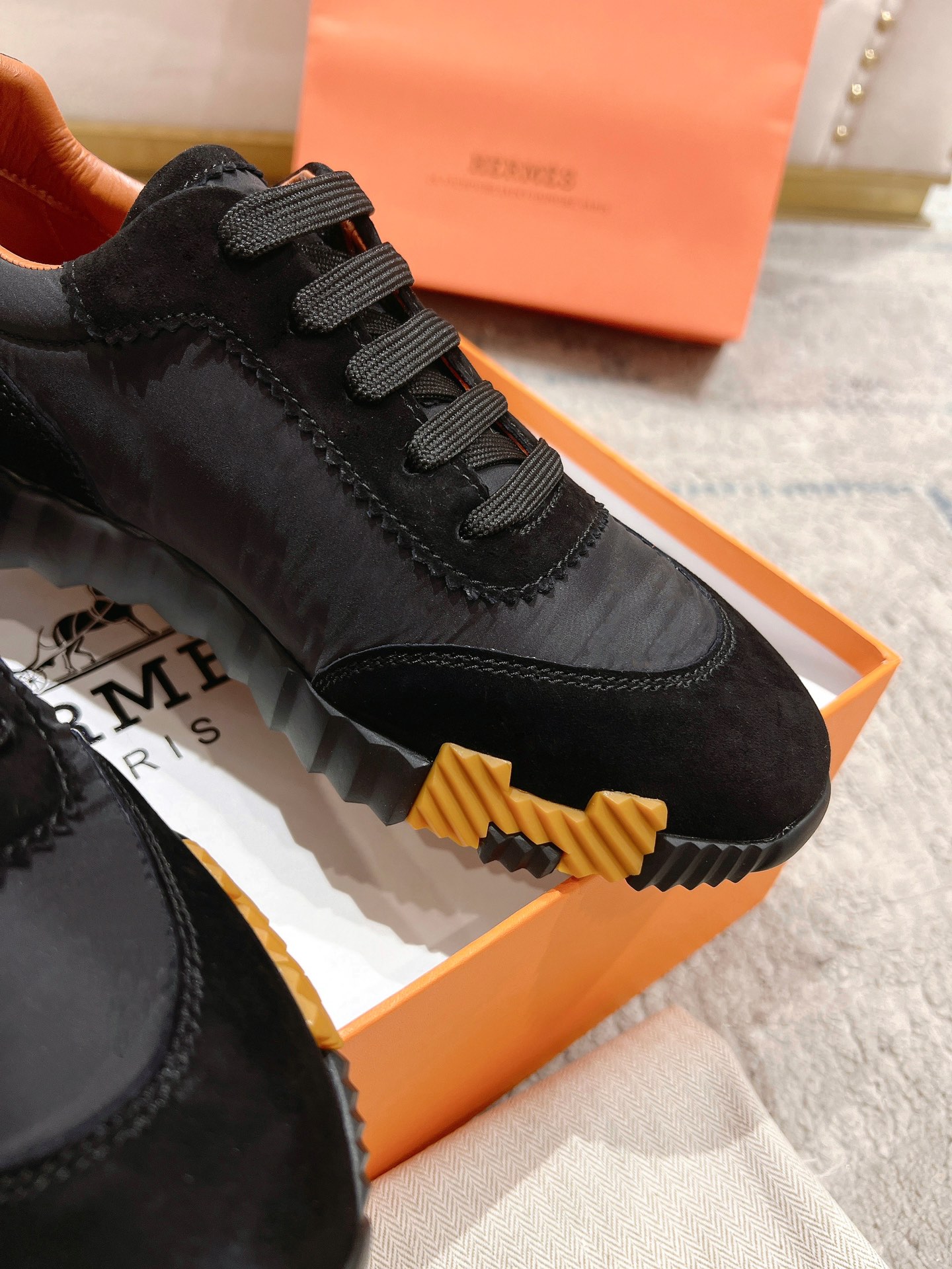 P300男+20顶级版本
2024ss Hermès/爱马仕 初秋新品
情侣款  休闲鞋👟

拼色设计MM风  超前时尚  简约高级 随意搭配  上脚非常轻便舒适

🔘鞋面：麂皮/牛皮
🔘内里：羊皮
🔘大底：原版PU发泡成型大底
🔘码数：女码35-42（40.41.42订做不退换）
          男码39-46（45.46订做不退换）
