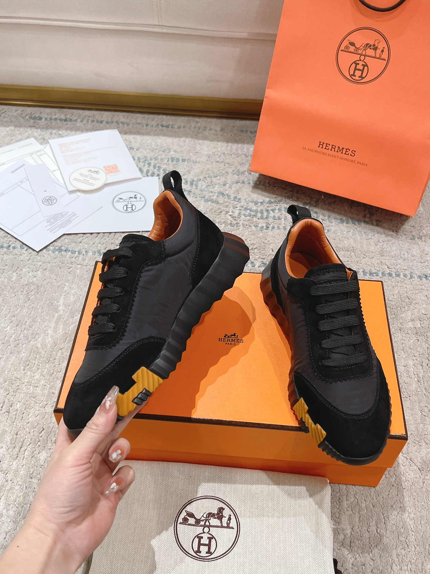 P300男+20顶级版本
2024ss Hermès/爱马仕 初秋新品
情侣款  休闲鞋👟

拼色设计MM风  超前时尚  简约高级 随意搭配  上脚非常轻便舒适

🔘鞋面：麂皮/牛皮
🔘内里：羊皮
🔘大底：原版PU发泡成型大底
🔘码数：女码35-42（40.41.42订做不退换）
          男码39-46（45.46订做不退换）
