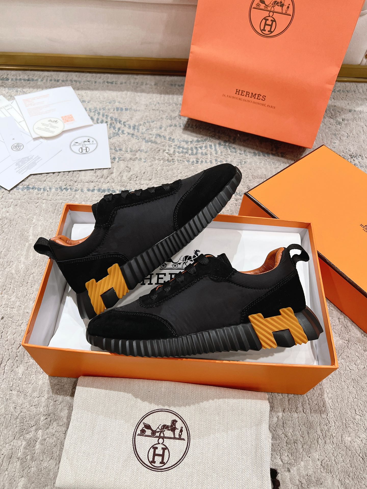 P300男+20顶级版本
2024ss Hermès/爱马仕 初秋新品
情侣款  休闲鞋👟

拼色设计MM风  超前时尚  简约高级 随意搭配  上脚非常轻便舒适

🔘鞋面：麂皮/牛皮
🔘内里：羊皮
🔘大底：原版PU发泡成型大底
🔘码数：女码35-42（40.41.42订做不退换）
          男码39-46（45.46订做不退换）
