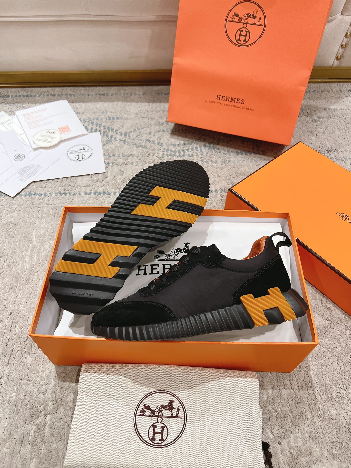 P300男+20顶级版本
2024ss Hermès/爱马仕 初秋新品
情侣款  休闲鞋👟

拼色设计MM风  超前时尚  简约高级 随意搭配  上脚非常轻便舒适

🔘鞋面：麂皮/牛皮
🔘内里：羊皮
🔘大底：原版PU发泡成型大底
🔘码数：女码35-42（40.41.42订做不退换）
          男码39-46（45.46订做不退换）
