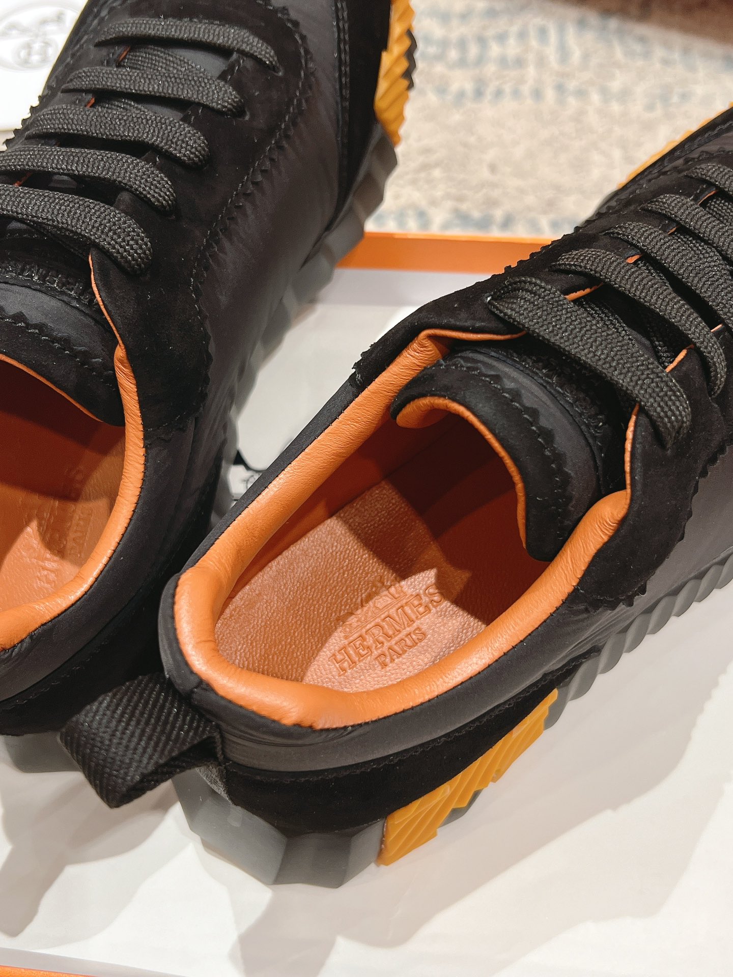 P300男+20顶级版本
2024ss Hermès/爱马仕 初秋新品
情侣款  休闲鞋👟

拼色设计MM风  超前时尚  简约高级 随意搭配  上脚非常轻便舒适

🔘鞋面：麂皮/牛皮
🔘内里：羊皮
🔘大底：原版PU发泡成型大底
🔘码数：女码35-42（40.41.42订做不退换）
          男码39-46（45.46订做不退换）
