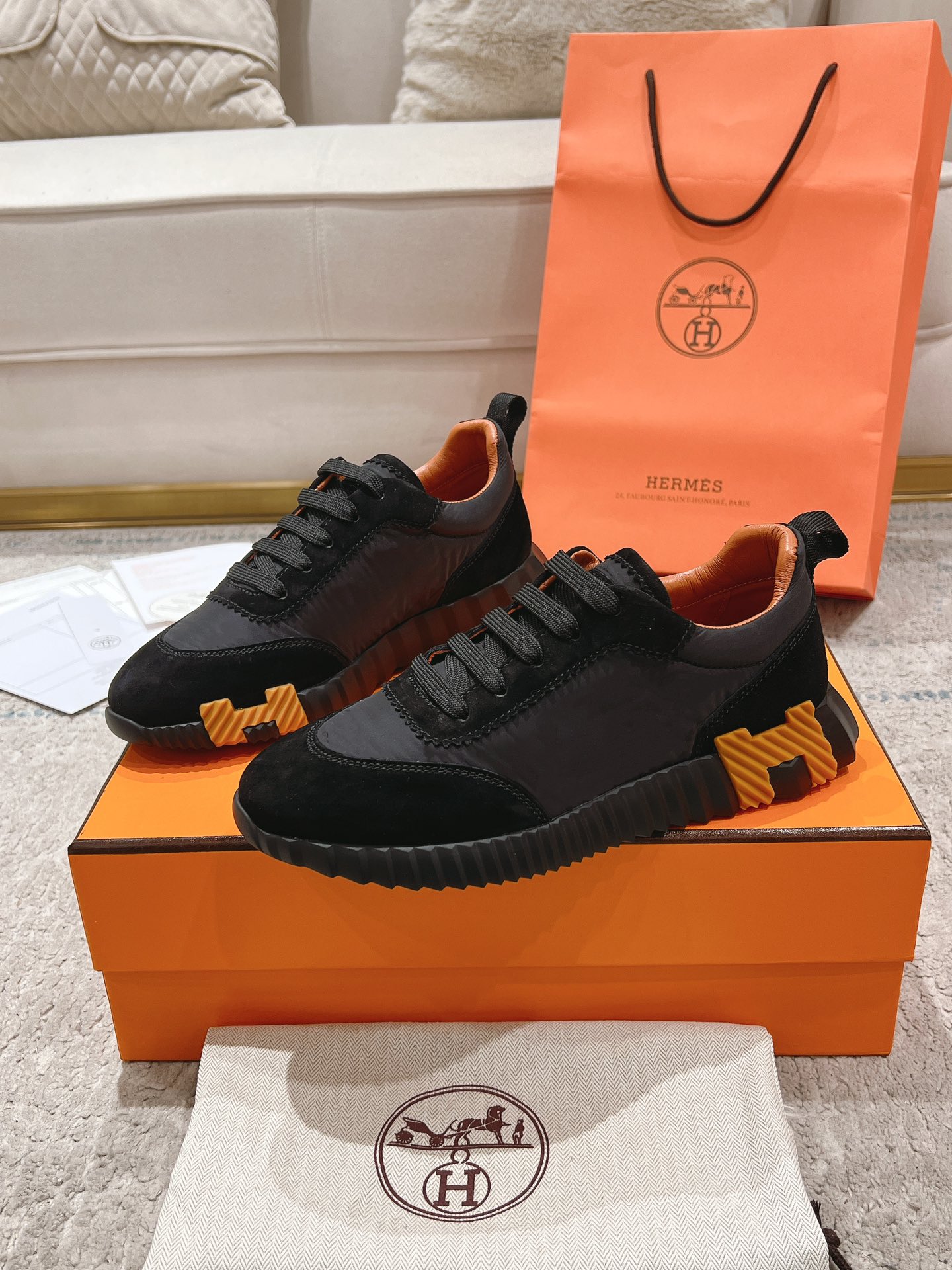 P300男+20顶级版本
2024ss Hermès/爱马仕 初秋新品
情侣款  休闲鞋👟

拼色设计MM风  超前时尚  简约高级 随意搭配  上脚非常轻便舒适

🔘鞋面：麂皮/牛皮
🔘内里：羊皮
🔘大底：原版PU发泡成型大底
🔘码数：女码35-42（40.41.42订做不退换）
          男码39-46（45.46订做不退换）
