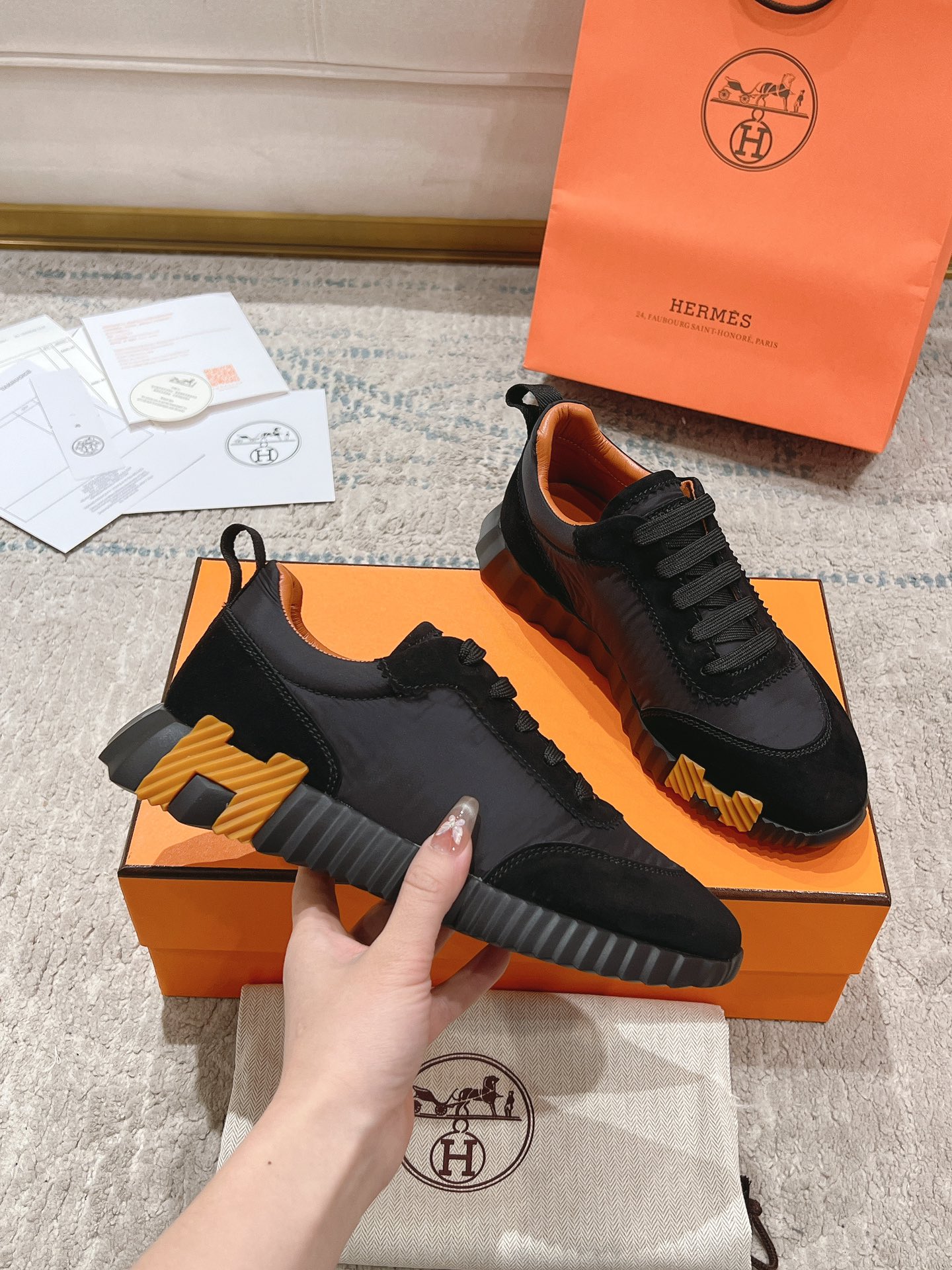 P300男+20顶级版本
2024ss Hermès/爱马仕 初秋新品
情侣款  休闲鞋👟

拼色设计MM风  超前时尚  简约高级 随意搭配  上脚非常轻便舒适

🔘鞋面：麂皮/牛皮
🔘内里：羊皮
🔘大底：原版PU发泡成型大底
🔘码数：女码35-42（40.41.42订做不退换）
          男码39-46（45.46订做不退换）
