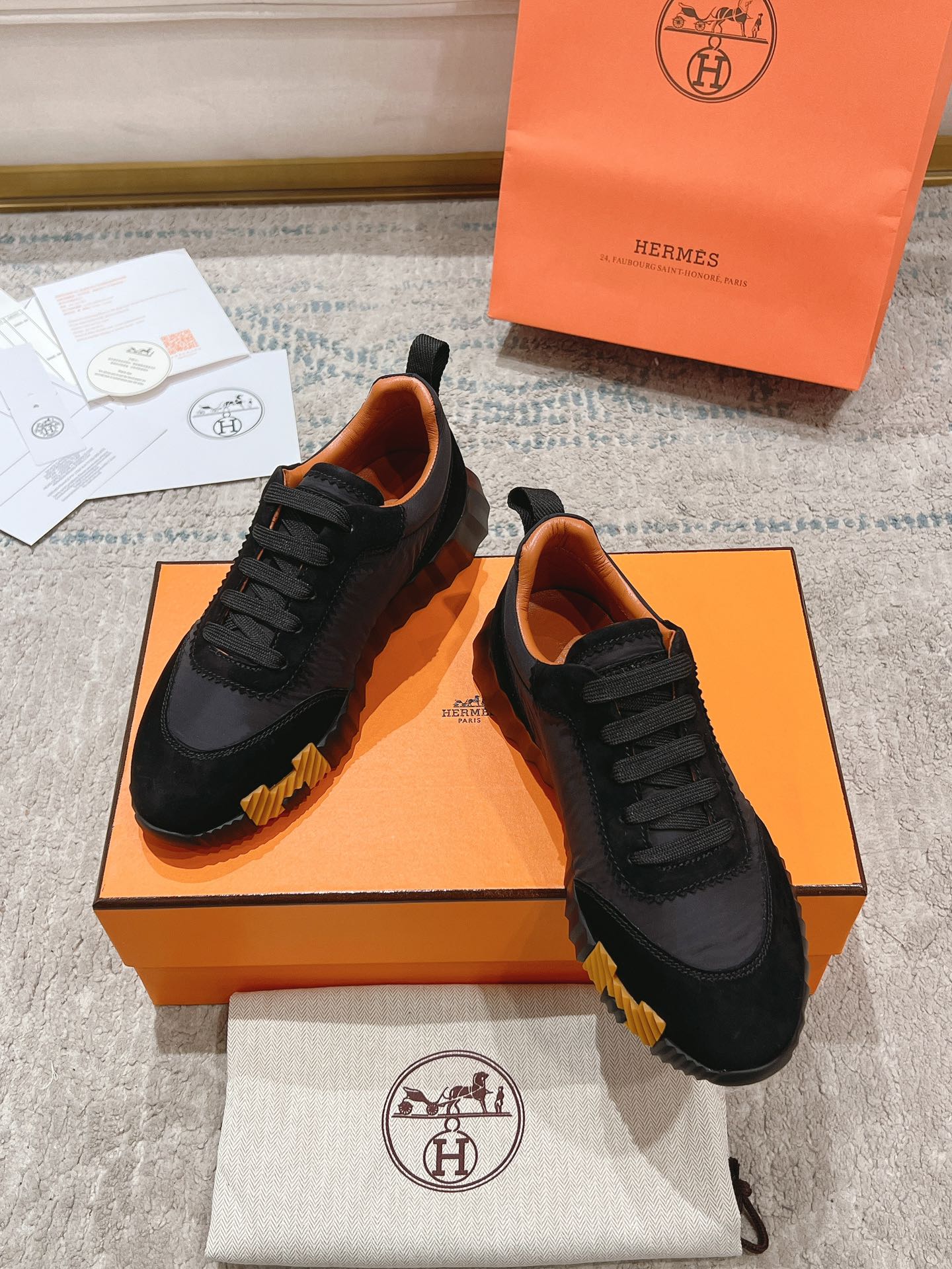 P300男+20顶级版本
2024ss Hermès/爱马仕 初秋新品
情侣款  休闲鞋👟

拼色设计MM风  超前时尚  简约高级 随意搭配  上脚非常轻便舒适

🔘鞋面：麂皮/牛皮
🔘内里：羊皮
🔘大底：原版PU发泡成型大底
🔘码数：女码35-42（40.41.42订做不退换）
          男码39-46（45.46订做不退换）

