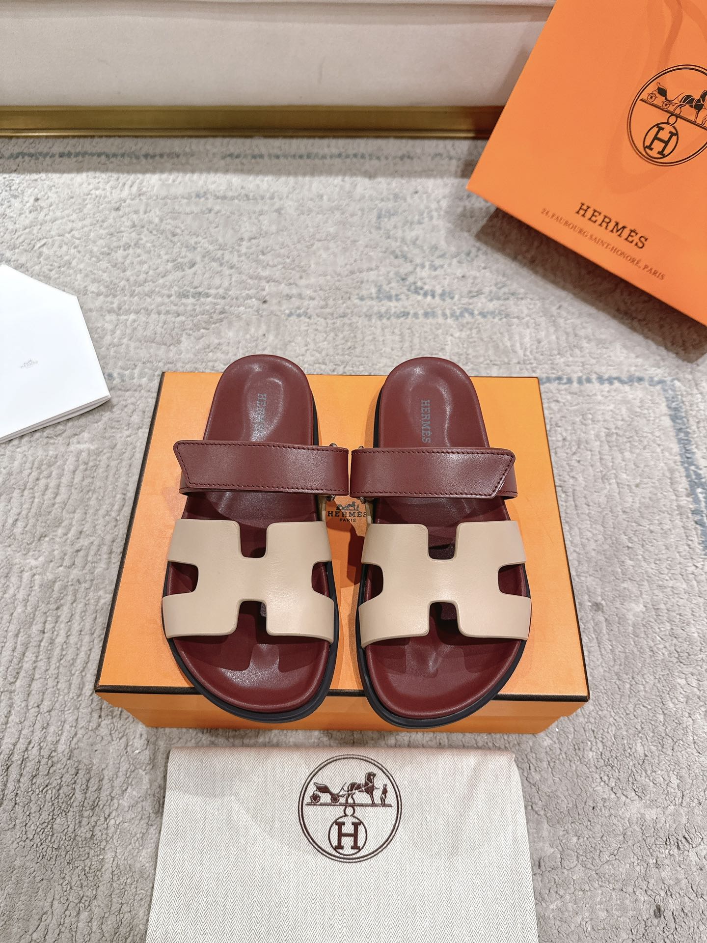 NO:750357,Women's model, Men's model 10, Herme*Chypre second uncle's popular series, a must-have outfit for best friends in summer, non-junk version on the market. Top-quality cowhide surface. Authentic packaging of cowhide foot counter. With original gift box, new color matching, every color is top-notch~~ SIZE Female size: 35~42 (customized at 40.41.42)  Men's size: 38-45 (38.45 customized), slippers, hermes, slippers, cowhide19860909女款 男款10 Herme*Chypre二舅拖爆款系列 闺蜜夏天必备穿搭非市面垃圾版本.顶级牛皮面.牛皮垫脚专柜正品包装.带原装礼盒 新配色每个颜色都很上头～～ SIZE 女码:35~42（40.41.42定做） 男码:38-45(38.45定做),拖鞋,hermes,slippers,cowhide,Women's Shoes