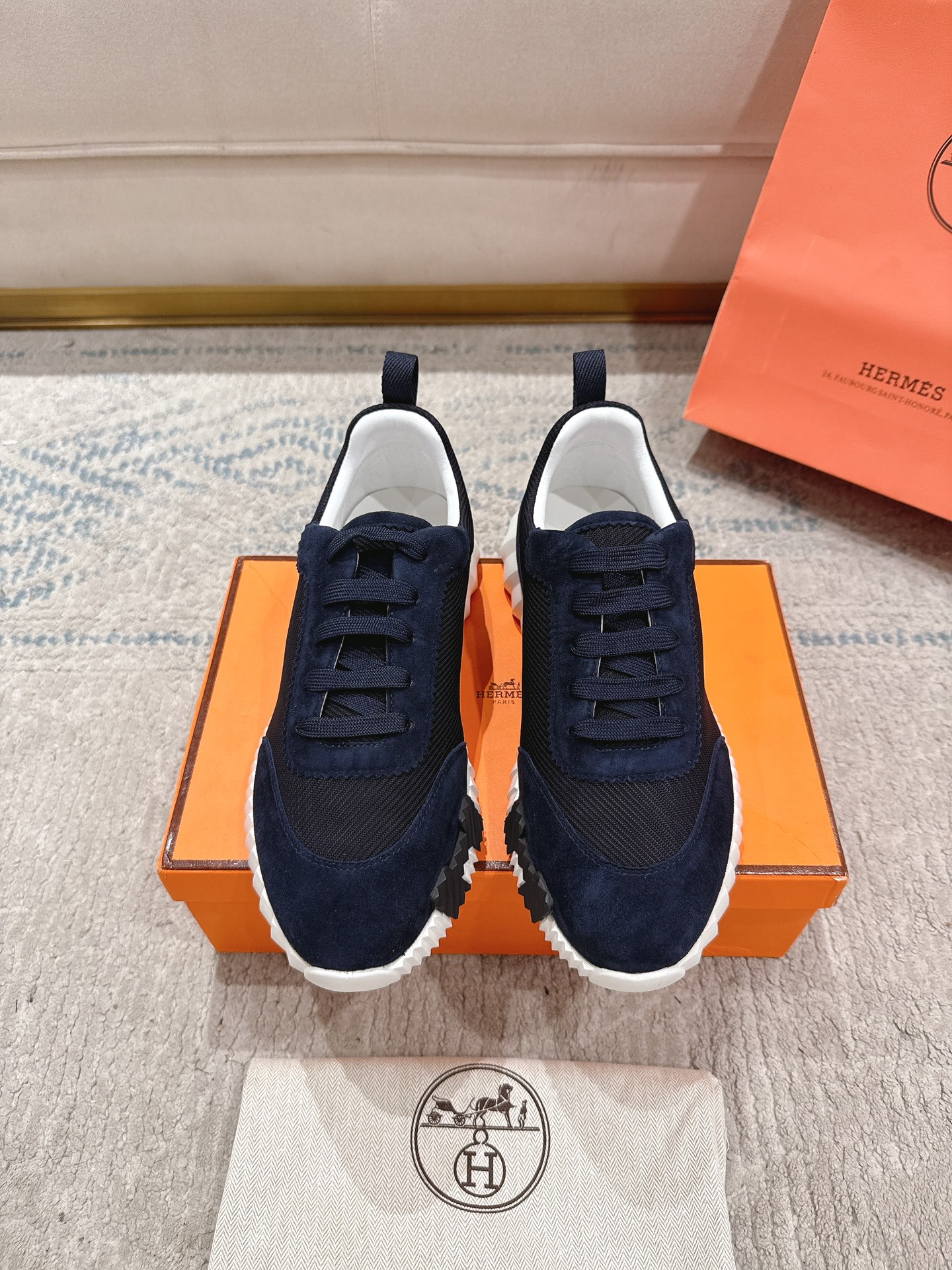 NO:653979,Mesh men's and women's sizes 35-42 (40.41.42 custom-made, non-refundable) Leather-covered women's 310 men's sizes 39-46 (45.46 custom-made, non-returnable) Top version Hermès/Hermès New arrival for early autumn couple's casual shoes Color-blocking design MM style Advanced fashion Simple and high-end Casual matching Upper foot very light and comfortable Upper suede/cowhide Sheepskin lining  Outsole original PU foam molding outsole original exquisite packaging, casual shoes/sports shoes, hermes, hermes, sneakers, cowhide, sheepskin, chamois leather19860909网面女男 女码35-42（40.41.42订做不退换） 皮面女男310男码39-46（45.46订做不退换）顶级版本 Hermès/爱马仕 初秋新品情侣款 休闲鞋 拼色设计MM风 超前时尚 简约高级 随意搭配 上脚非常轻便舒适 鞋面麂皮/牛皮 内里羊皮 大底原版PU发泡成型大底 原版精美包装,休闲鞋/运动鞋,hermes,hermes,sneakers,cowhide,sheepskin,chamois leather,Women's Shoes