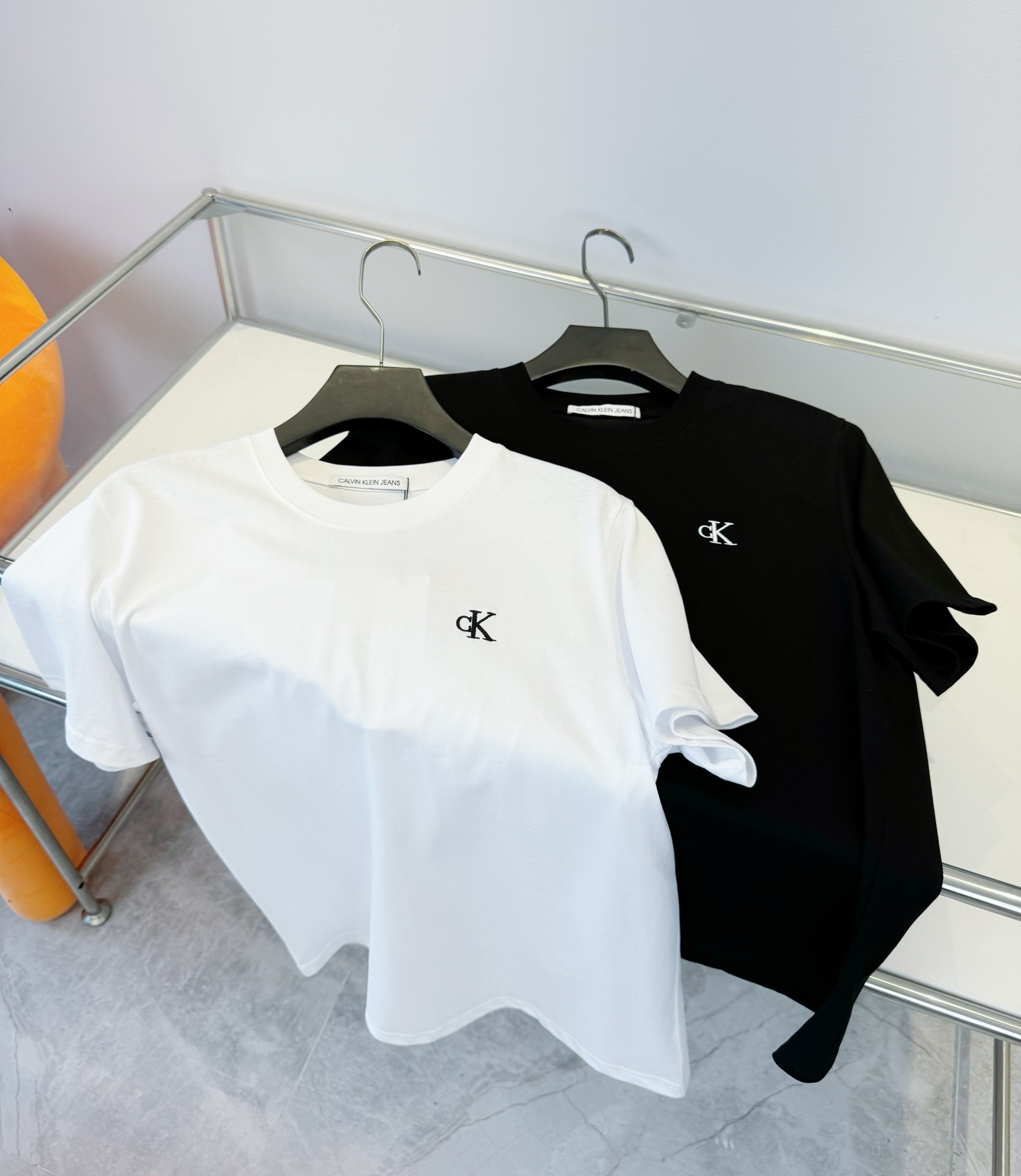 Modelo blanco: D249, modelo negro: 251, Camiseta de cuello redondo con estampado en relieve CK 2024 más recie…