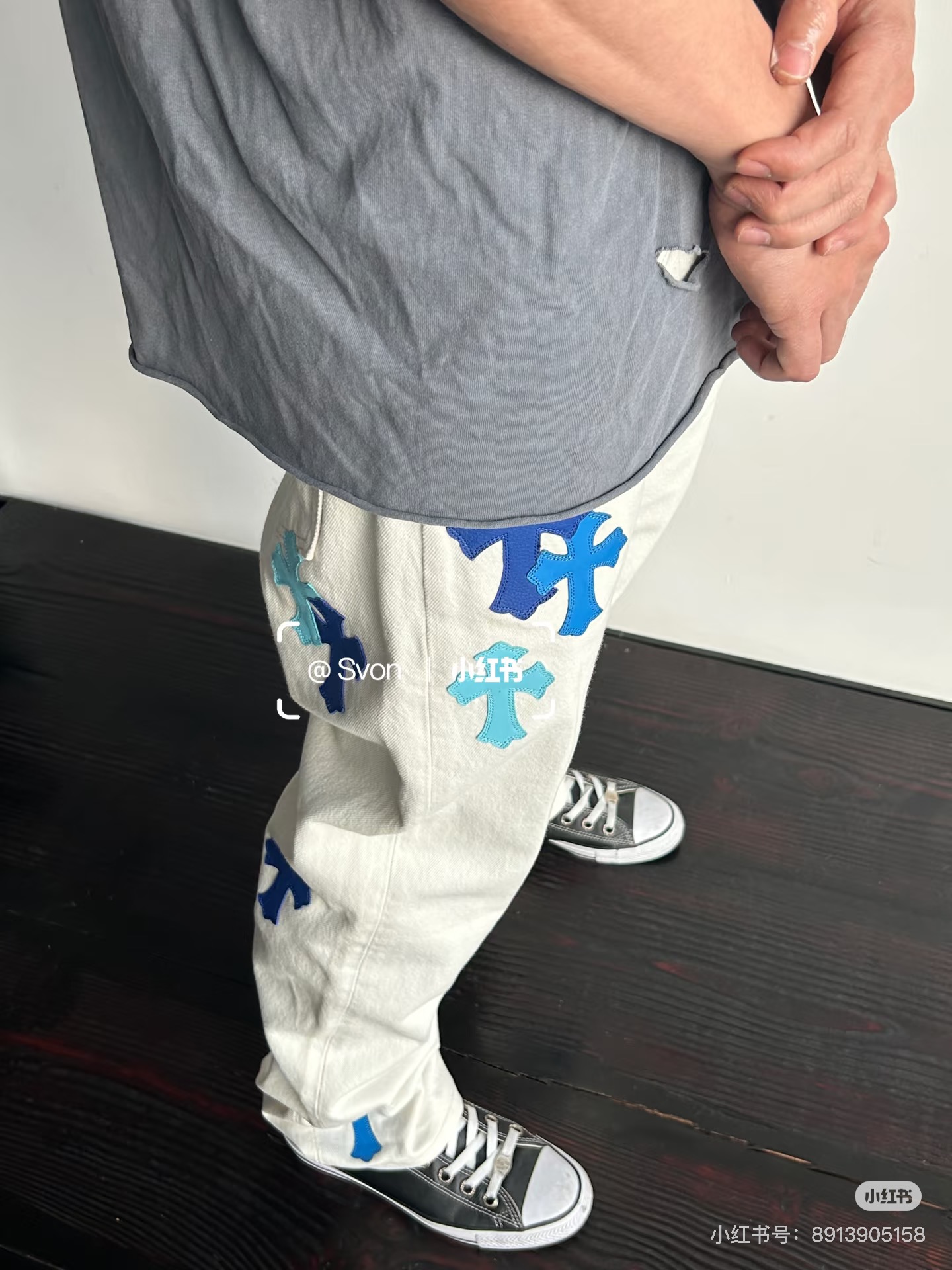 P115款号：D306

Chrome Hearts克罗心白蓝贴皮牛仔裤

尺码：28-34相对应S-XL
颜色：白
尺码：S-XL （相对应 28   30  32  34）
28          30          32          34
尺码           S            M             L           XL
裤长          101        102         103         104
臀围          110        114          118         122
腰围           86          90          94          98
（手工测量存在误差1～3cm）