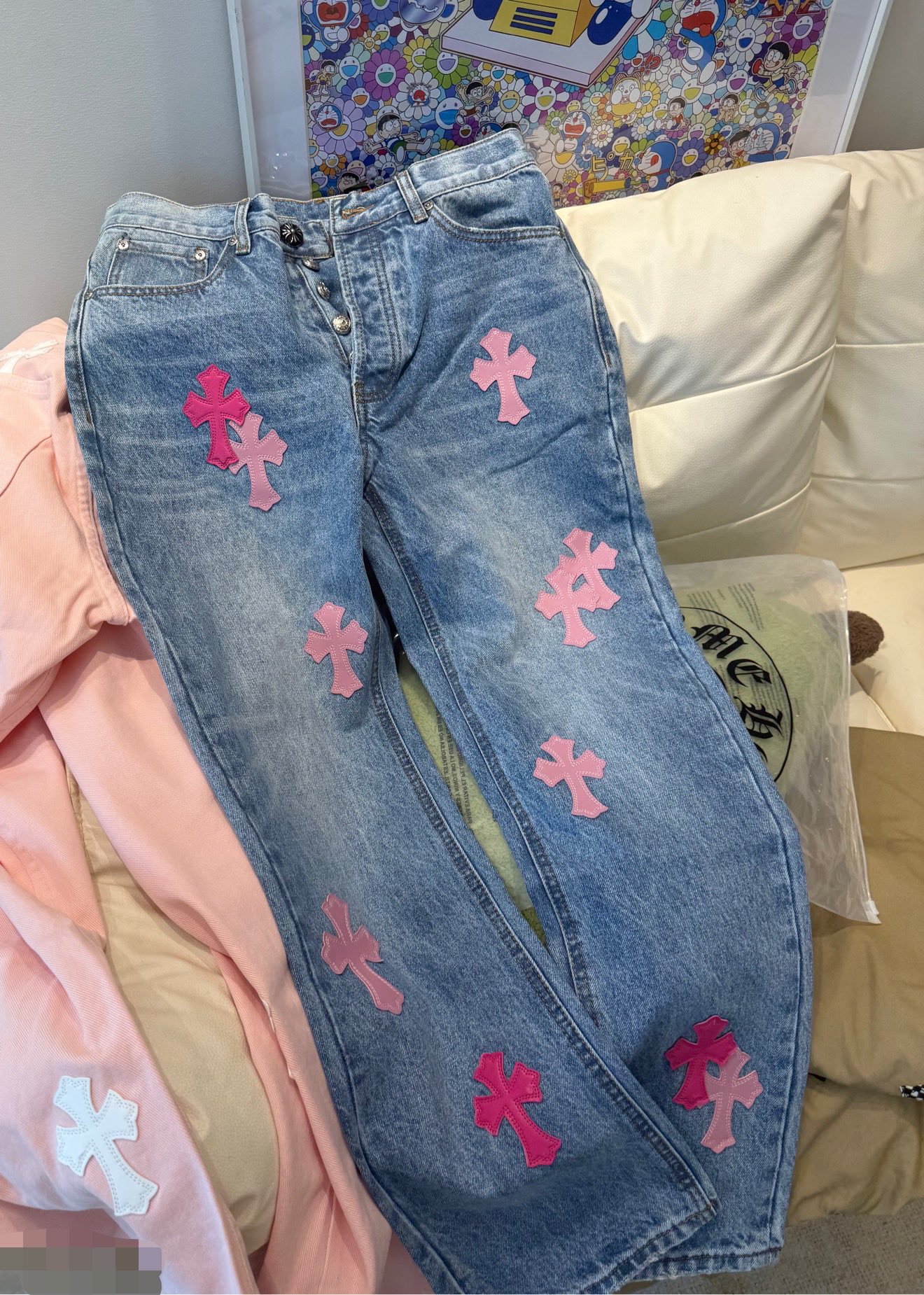 新款P140款号D:311 Chrome hearts CH克新款经典十字架贴皮牛仔裤 (28 30 32 34 36) Color:水洗蓝 尺码参考 28裤长100腰围72 30裤长101腰围76 32裤长103腰围80 34裤长104腰围84 36裤长106腰围88