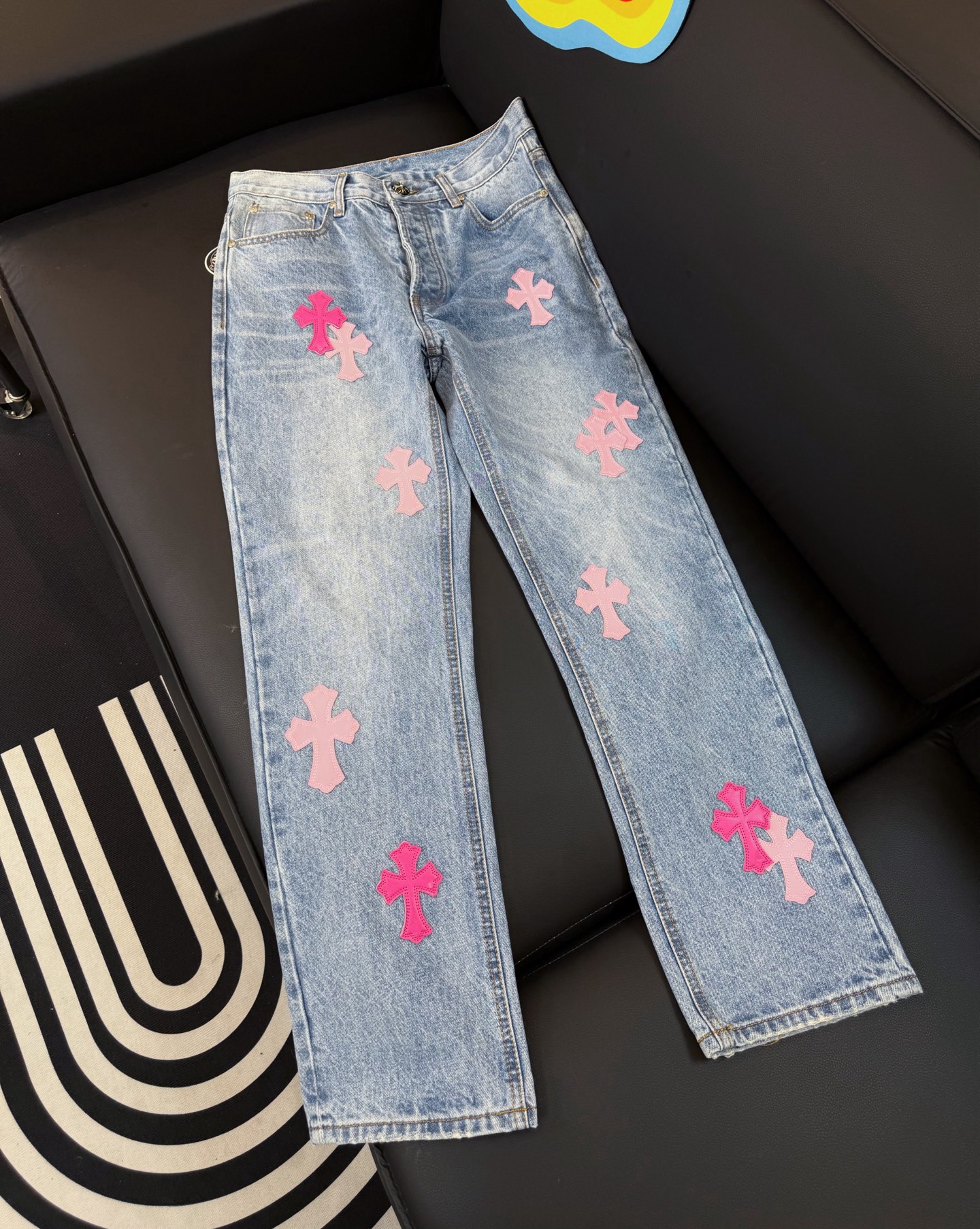 新款P140款号D:311 Chrome Hearts克罗心水洗蓝粉色贴皮牛仔裤 (28 30 32 34 36) Color:水洗蓝 尺码参考 28裤长100腰围72 30裤长101腰围76 32裤长103腰围80 34裤长104腰围84 36裤长106腰围88