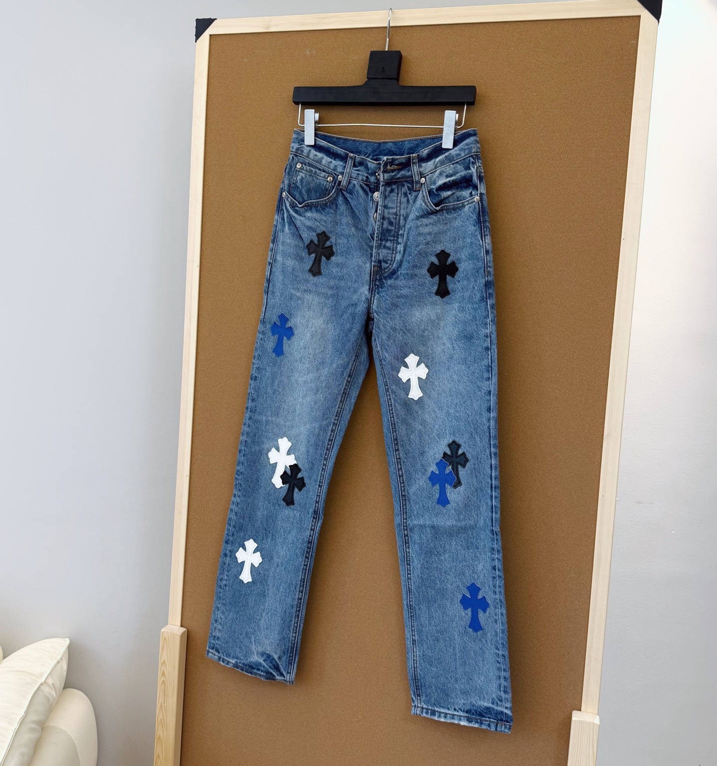 P140款号D321
chromehearts克罗心三色拼皮牛仔裤

SIZE#28-36
尺码参考#
28裤长102腰围70臀围96
30裤长104腰围74臀围100
32裤长106腰围78臀围104
34裤长108腰围82臀围108