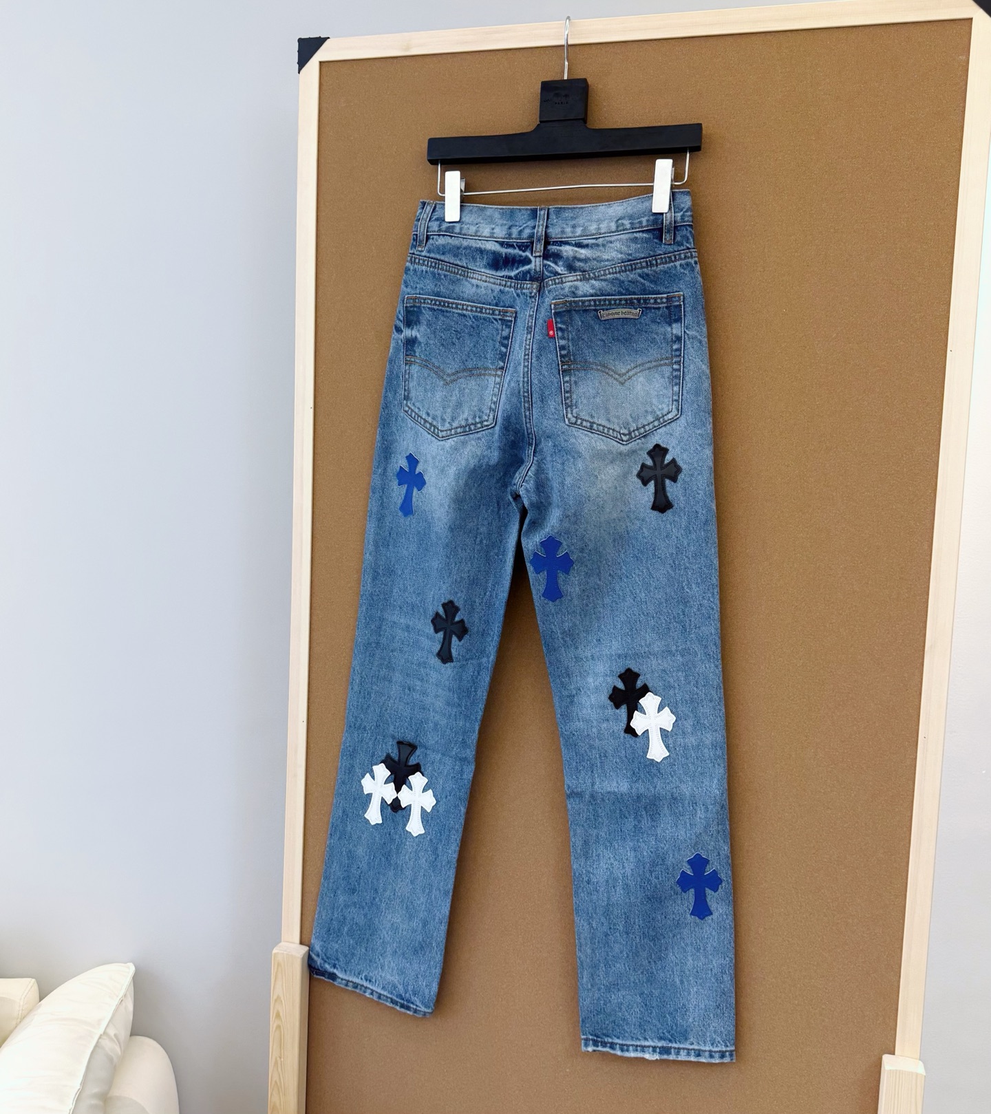 P140款号D321
chromehearts克罗心三色拼皮牛仔裤

SIZE#28-36
尺码参考#
28裤长102腰围70臀围96
30裤长104腰围74臀围100
32裤长106腰围78臀围104
34裤长108腰围82臀围108