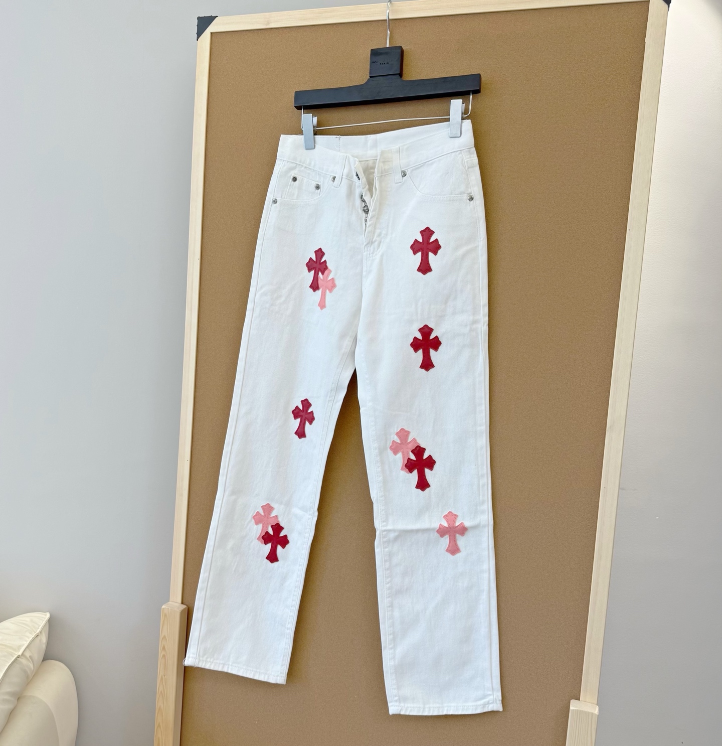 P115款号:D320
迈阿密限定|Chrome Hearts克罗心👖
Miami迈阿密限定粉色拼皮白色牛仔裤
版型宽松 上身不挑腿型 非常好看
SIZE #28 30 32 34