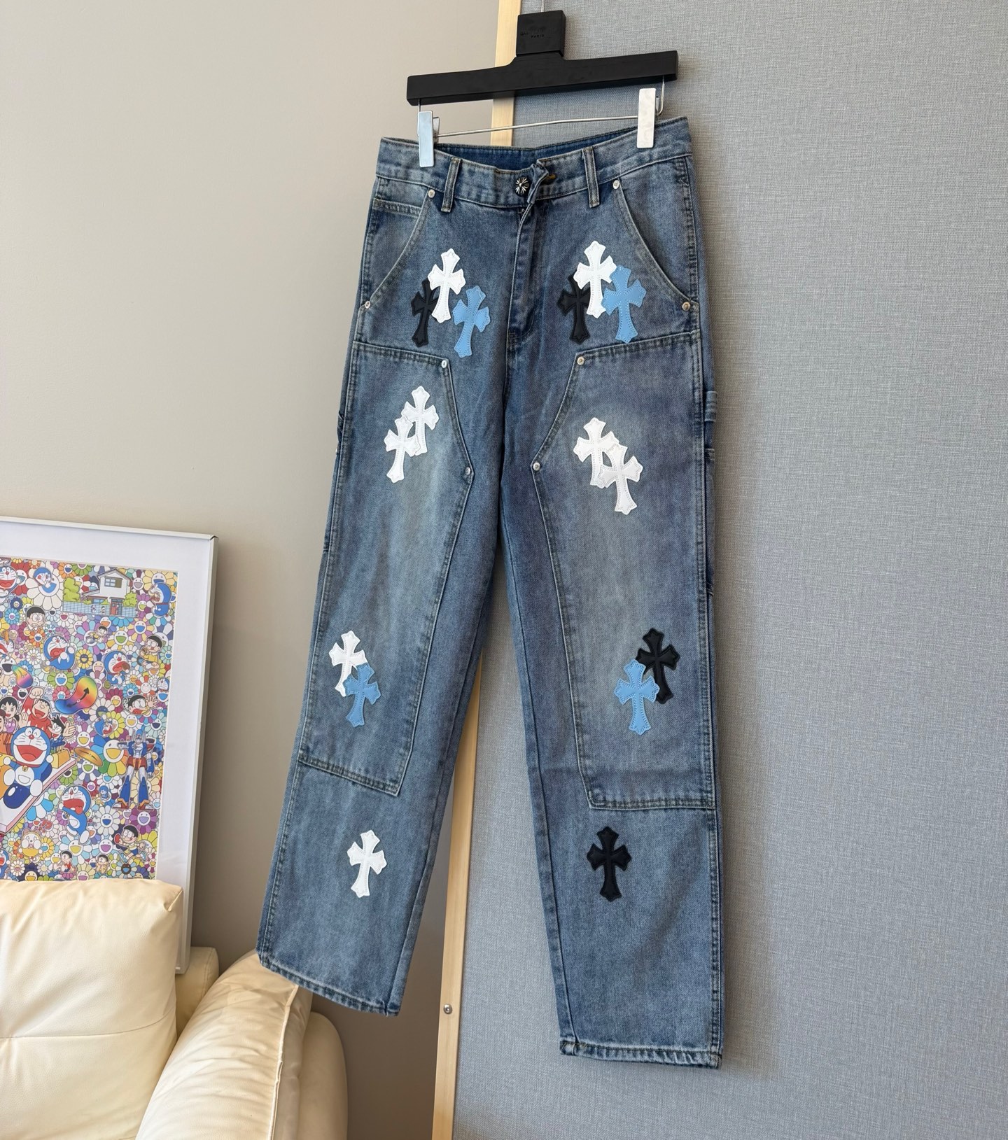 款号:D328 Chrome Hearts 克罗心浅直筒伐木工装裤 重磅的帆布材质、膝盖的双层布料、多个小口袋的设计,这就是伐木工裤最具辨识度的特征.该裤型最早由Carhartt 创造,随着时代的发展它也被众多品牌重新诠释. 这款克罗心浅蓝伐木工装裤,就是以卡哈特裤型为底板的基础上做了一些改良和添加一些元素 ️ 颜色#水洗蓝 尺码#28-36(s m l xl xxl) S 腰围77 臀围102 裤长102 裤口20 M 腰围81 臀围106 裤长104 裤口21 L 腰围85 臀围110 裤长 106 裤口21.5 xL腰围90 臀围114 裤长108 裤口22 XXL腰围94臀围118裤长110裤口23