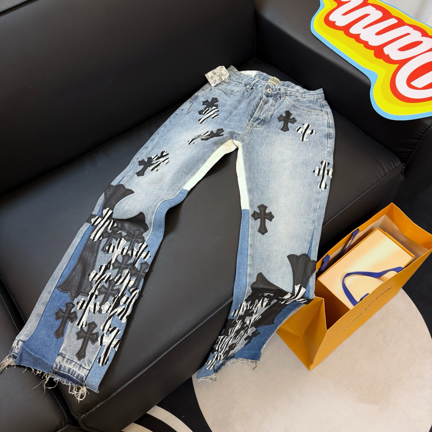 款号:D333 GALLERY DEPT & Chrome hearts 克罗心联名 拼接奶牛皮十字架宽松水洗喇叭牛仔裤 真实还原Vintage极致质感 原版五金辅料水洗等吊卡,二维码解析均为采购原厂,还原度高,欢迎随便对比某宝~ 立体版型 宽松舒适不挑身材 显高显瘦 大厂精工 原厂品控 男女同款 可做情侣搭配 百搭推荐 四季必备牛仔裤 潮人失望过 从布料的质量选择,细节的剪裁,花型的搭配都无可挑剔!上身穿着可谓是帅到炸 男女老少都可以轻松驾驭! 工艺上采用重工水洗纯棉牛仔面料 水洗之后 柔软厚实 穿在身上十分有型 (S-XXL) Color:拼接 尺码参考# 28裤长100腰围72 30裤长102腰围76 32裤长104腰围80 34裤长106腰围84 36裤长108腰围88