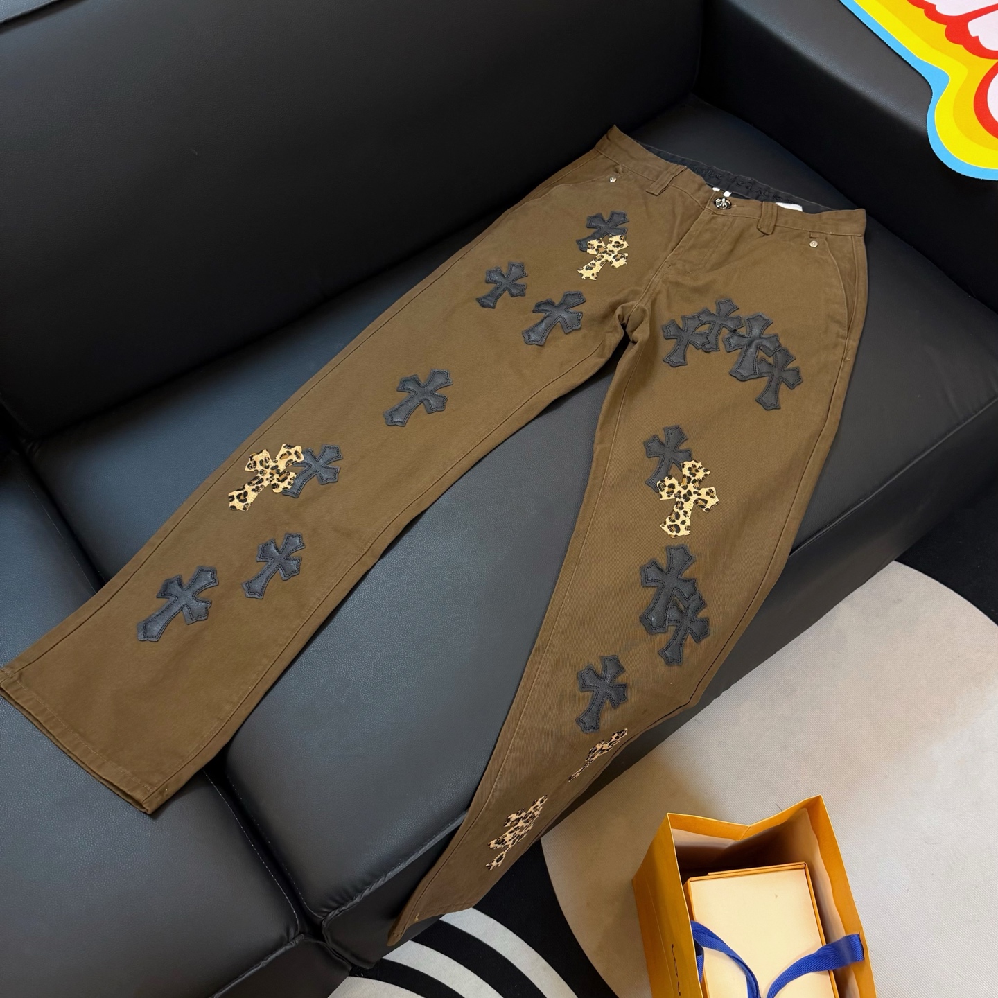 款号:D336 Chrome Hearts CH克罗心棕色豹纹拼皮牛仔裤 散发着不羁的个性和独特的魅力.每一处磨损和破洞都是精心设计,呈现出一种独特的艺术感.选用进口牛仔面料,经过超重工水洗和破坏处理,裤身展现出上身超酷的效果 这不仅仅是一条牛仔裤,更是一种态度的表达.克罗心以其独特的设计理念和对细节的极致追求,打破传统界限,定义了新时代的牛仔裤风潮.裤身采用双层梭织面料,搭配订制五金,展现出无敌好看的独特款式,使每一位穿戴者都成为时尚的焦点. 进口牛仔面料 超重工水洗破坏 上身超酷!订制五金 无敌好看的款 制作工艺很难 高街感满满 Color:棕色 尺寸参考: 28裤长101腰围78 30裤长103腰围82 32裤长105腰围86 34裤长106腰围90