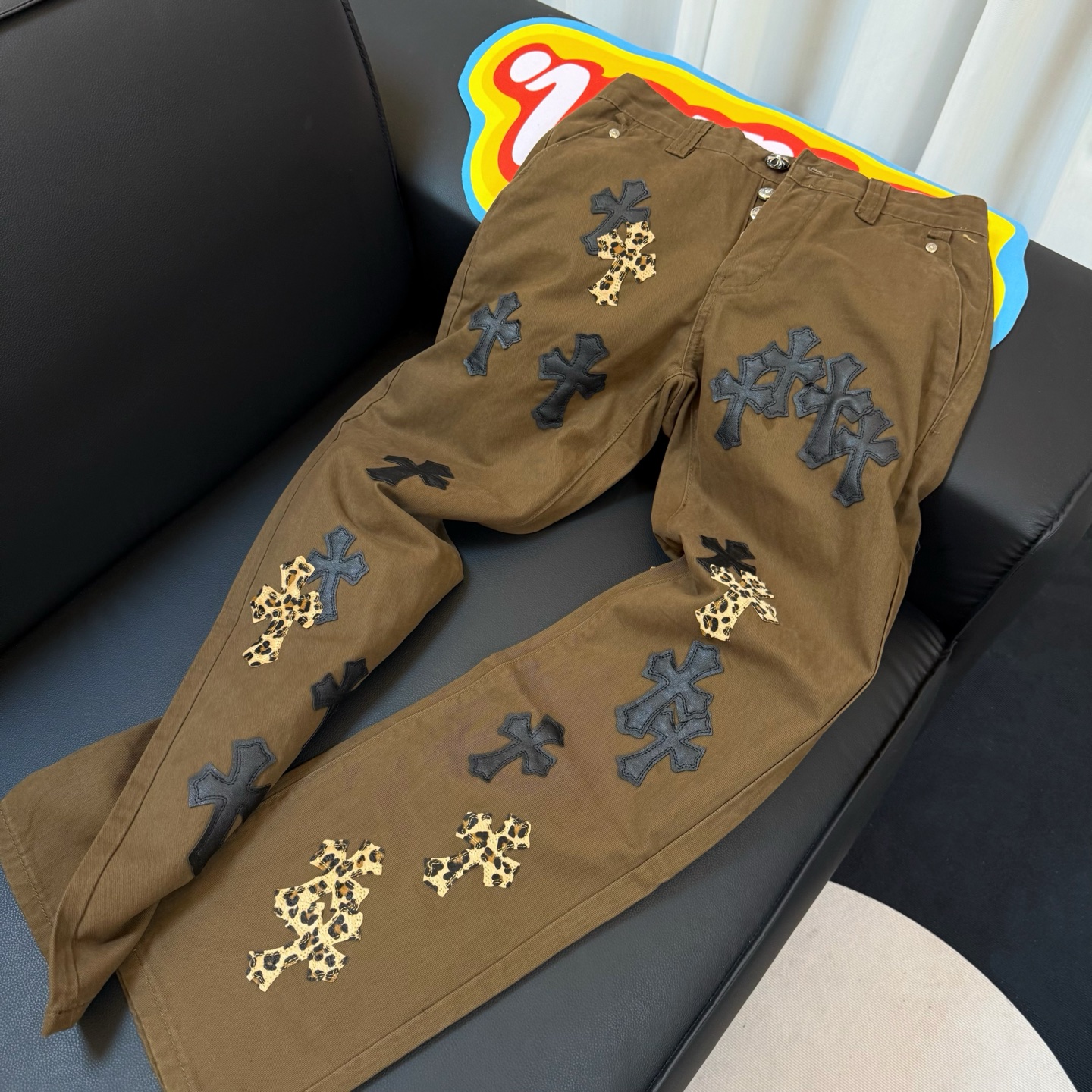 款号:D336 Chrome Hearts CH克罗心棕色豹纹拼皮牛仔裤 散发着不羁的个性和独特的魅力.每一处磨损和破洞都是精心设计,呈现出一种独特的艺术感.选用进口牛仔面料,经过超重工水洗和破坏处理,裤身展现出上身超酷的效果 这不仅仅是一条牛仔裤,更是一种态度的表达.克罗心以其独特的设计理念和对细节的极致追求,打破传统界限,定义了新时代的牛仔裤风潮.裤身采用双层梭织面料,搭配订制五金,展现出无敌好看的独特款式,使每一位穿戴者都成为时尚的焦点. 进口牛仔面料 超重工水洗破坏 上身超酷!订制五金 无敌好看的款 制作工艺很难 高街感满满 Color:棕色 尺寸参考: 28裤长101腰围78 30裤长103腰围82 32裤长105腰围86 34裤长106腰围90