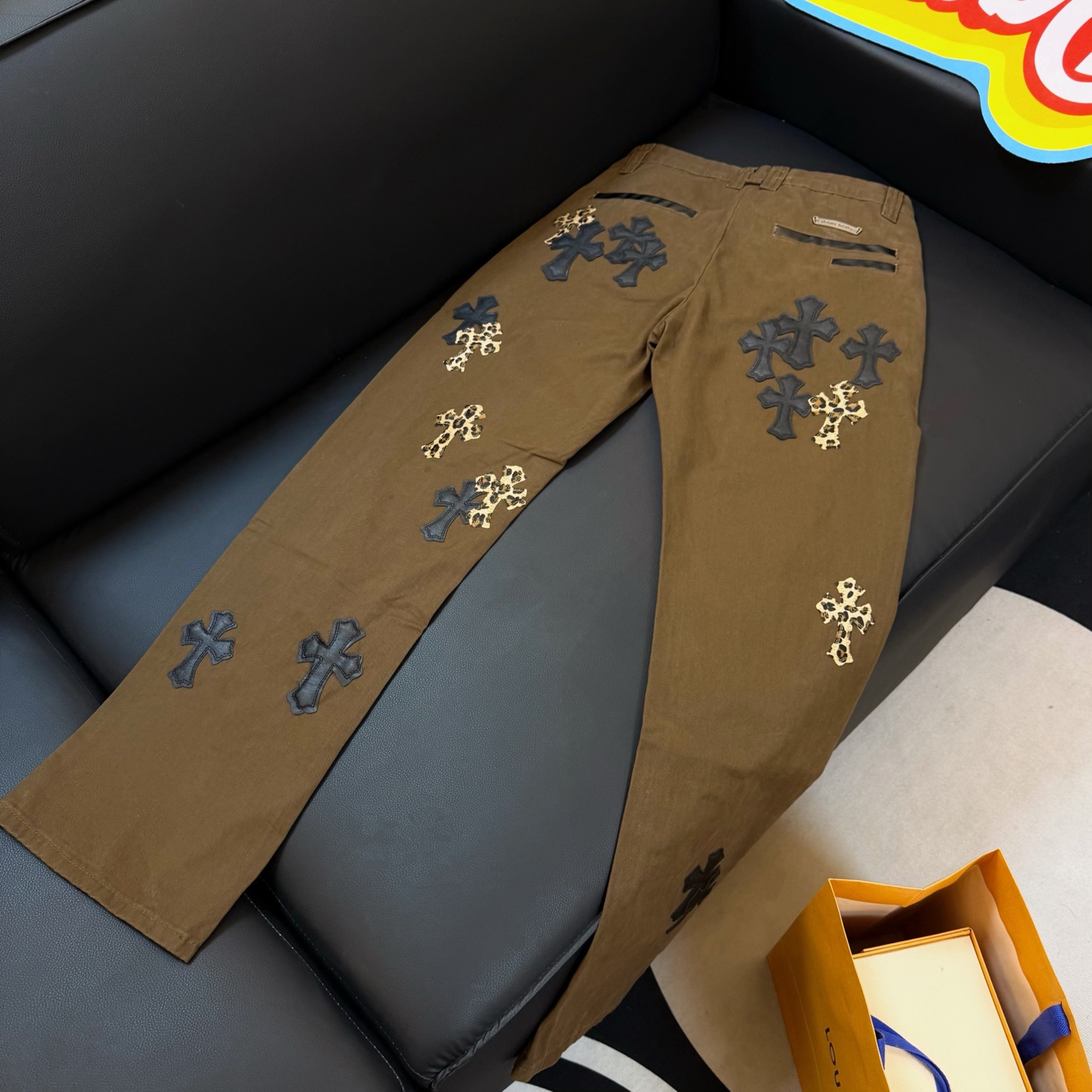 款号:D336 Chrome Hearts CH克罗心棕色豹纹拼皮牛仔裤 散发着不羁的个性和独特的魅力.每一处磨损和破洞都是精心设计,呈现出一种独特的艺术感.选用进口牛仔面料,经过超重工水洗和破坏处理,裤身展现出上身超酷的效果 这不仅仅是一条牛仔裤,更是一种态度的表达.克罗心以其独特的设计理念和对细节的极致追求,打破传统界限,定义了新时代的牛仔裤风潮.裤身采用双层梭织面料,搭配订制五金,展现出无敌好看的独特款式,使每一位穿戴者都成为时尚的焦点. 进口牛仔面料 超重工水洗破坏 上身超酷!订制五金 无敌好看的款 制作工艺很难 高街感满满 Color:棕色 尺寸参考: 28裤长101腰围78 30裤长103腰围82 32裤长105腰围86 34裤长106腰围90