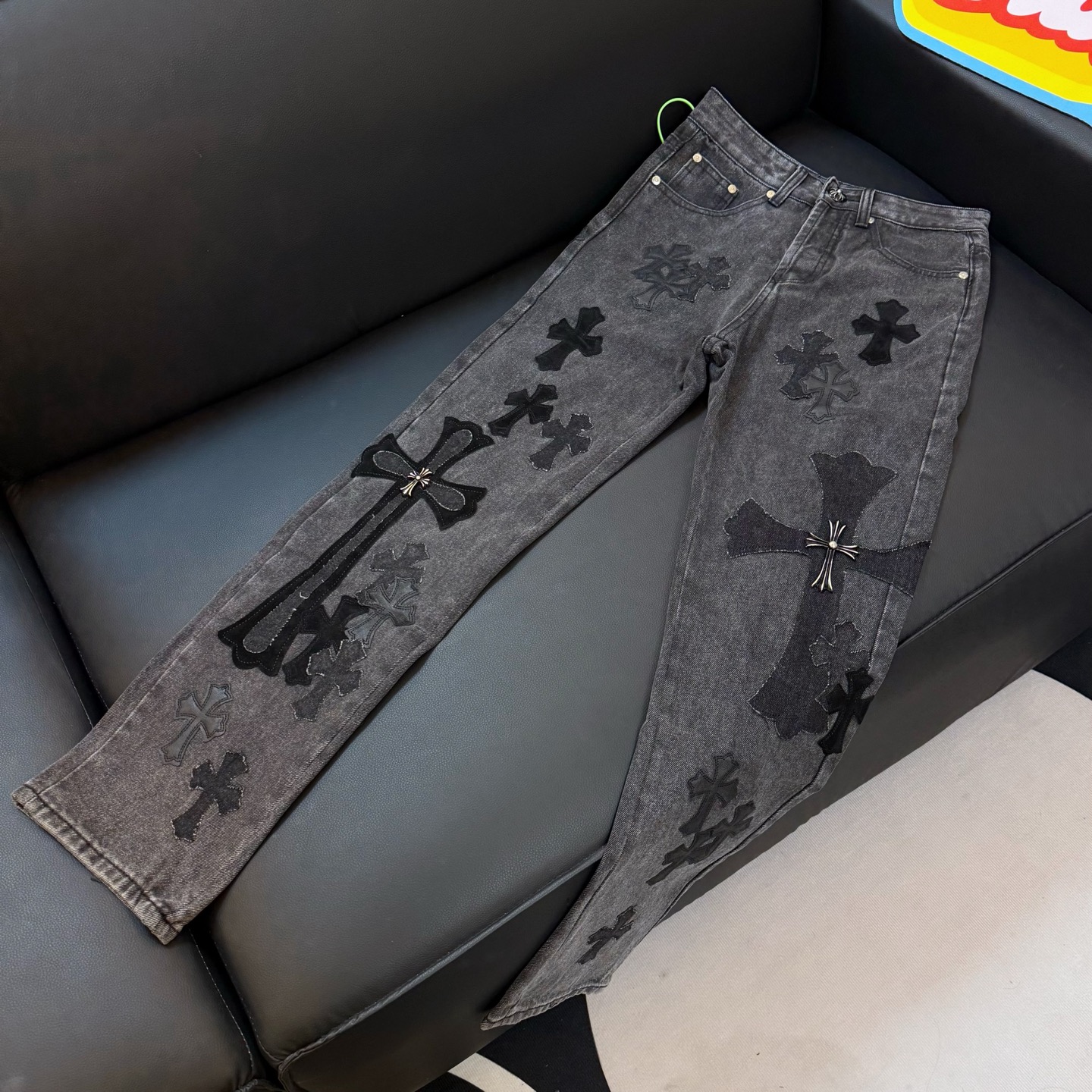 P155水洗黑款号：D348
Chrome hearts X SexRecords克罗金属贴皮十字架水洗牛王展会限定牛仔裤

这样一条牛仔裤真的难以拒绝，真的太帅啦😍
Chromehearts克罗心伦敦黑色牛王，超多拼皮超多银饰
层次感分明

Size：28，30，32，34，36（S-XXL）
Color：水洗黑

尺码参考：
裤长100 102 104 106
106
腰围72 76 80 84 88 
推荐体重
S（110斤左右）
M（120斤左右）
L（140斤左右）
XL（165左右）
XXL(185左右）